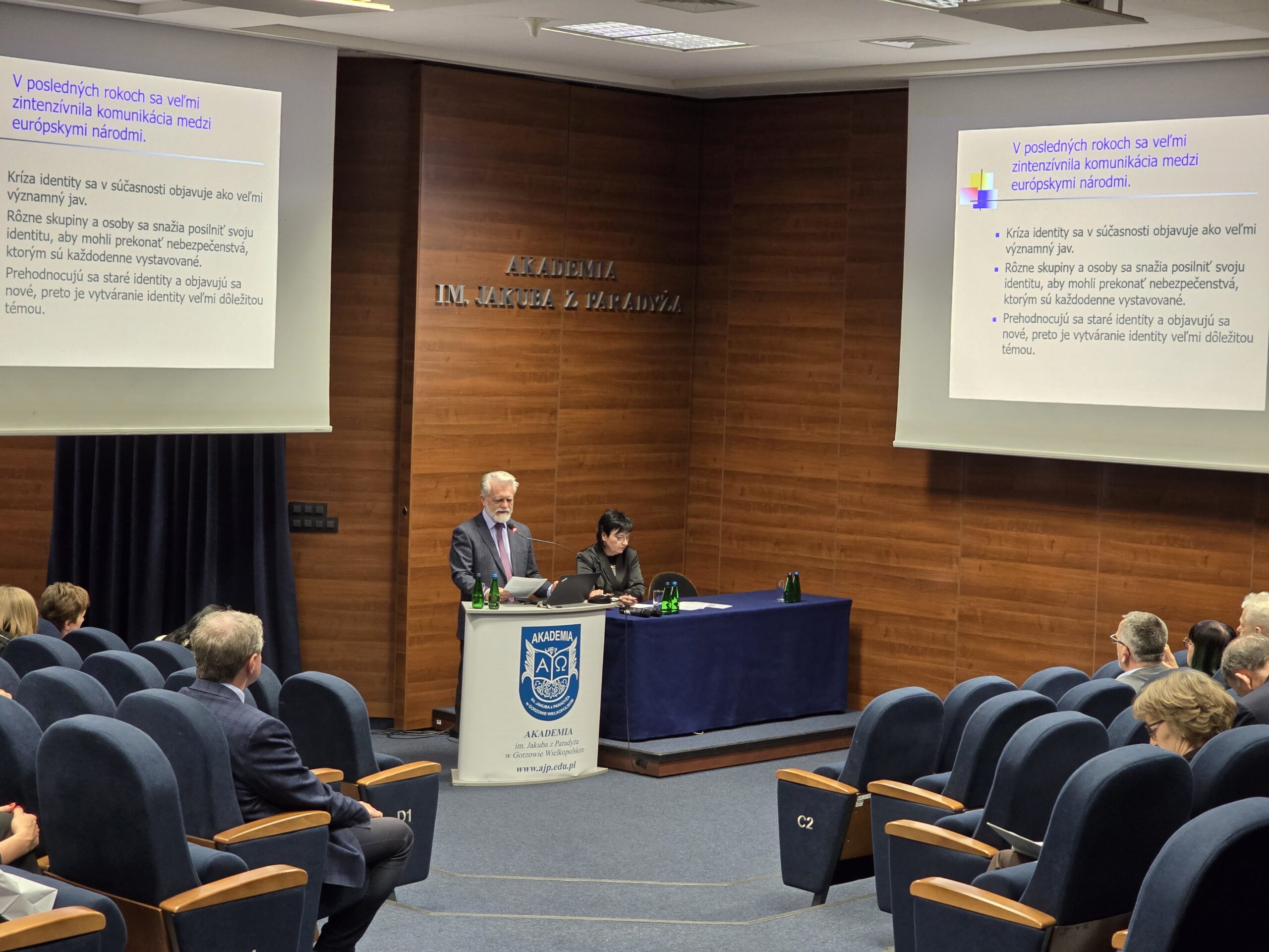 Na zdjęciu prof. ThDr. Ján Zozuľak, PhD., Mgr. Viera Zozuľaková, PhD. Przy stole prezydialnym prof. AJP dr hab. Beata A. Orłowska.