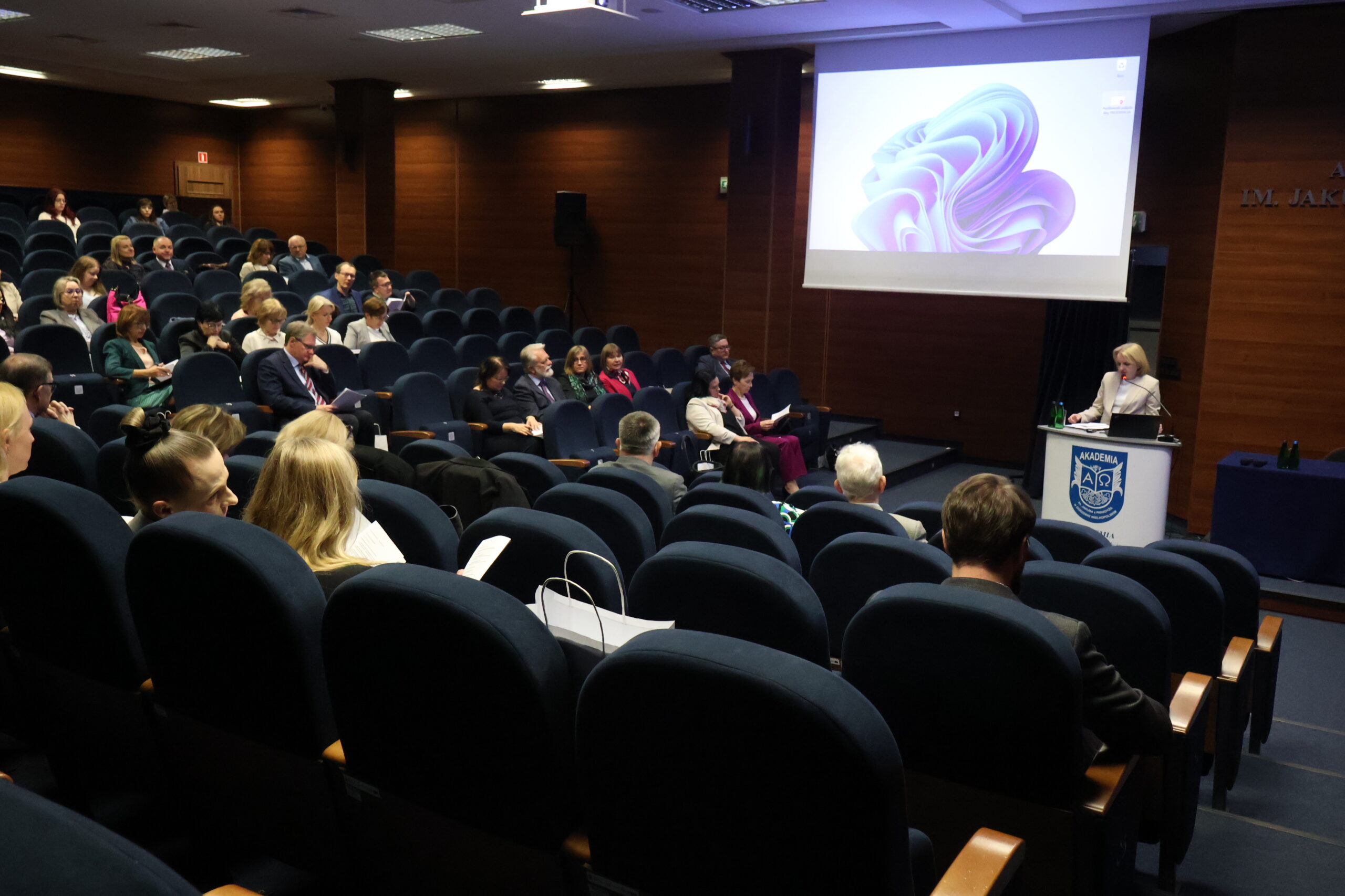 Na zdjęciu prof. AJP dr hab. Agnieszka Niekrewicz podczas otwarcia konferencji.