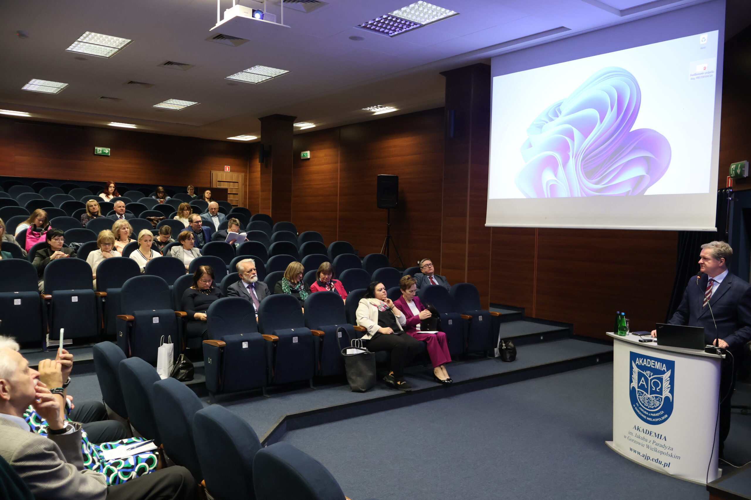 Na zdjęciu prof. dr hab. Grzegorz Kucharczyk podczas konferencji.
