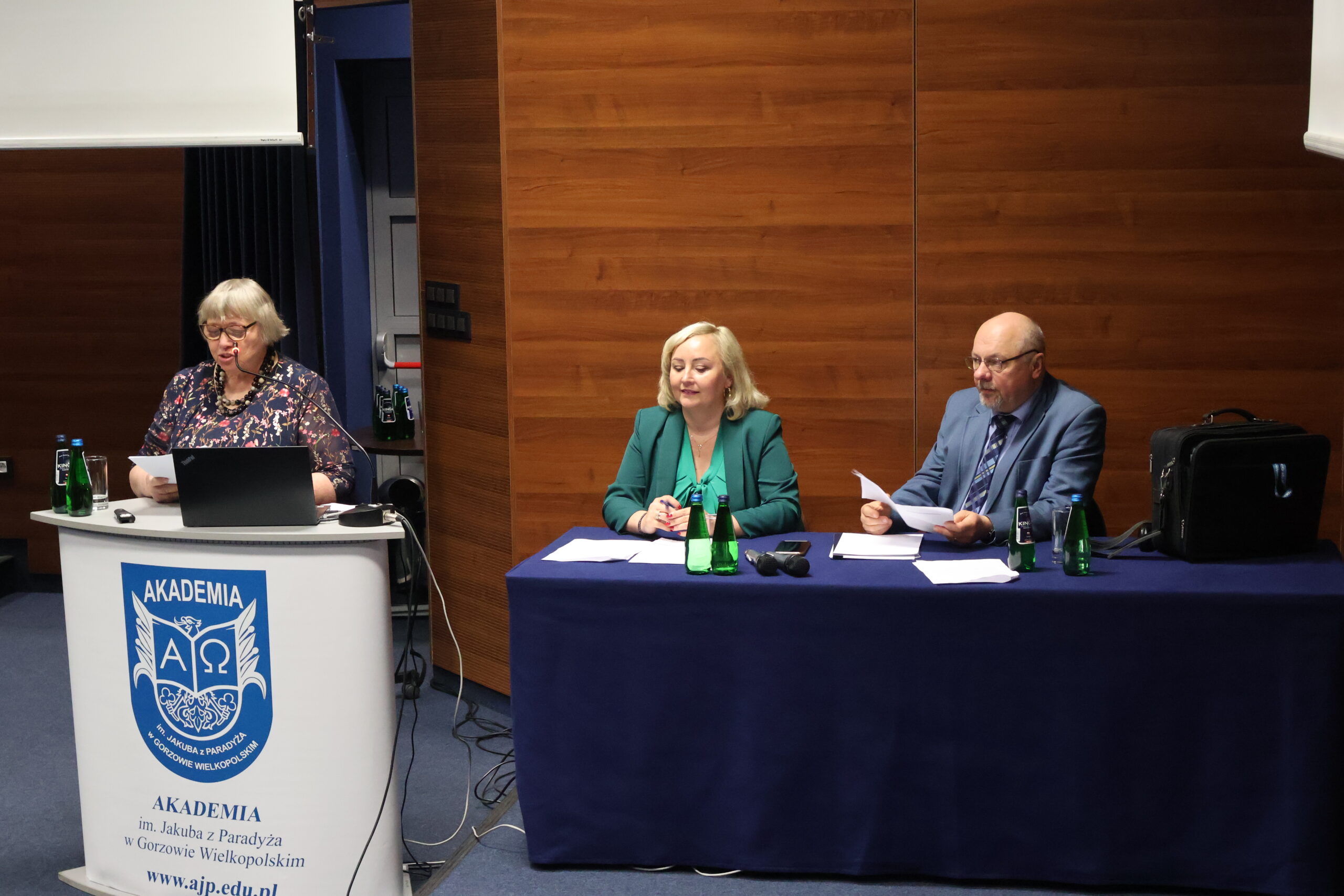 Na zdjęciu prof. dr hab. Władysława Bryła. Przy stole prezydialnym prof. AJP dr Małgorzata Trocka i prof. AJP dr Arkadiusz Wołoszyn.