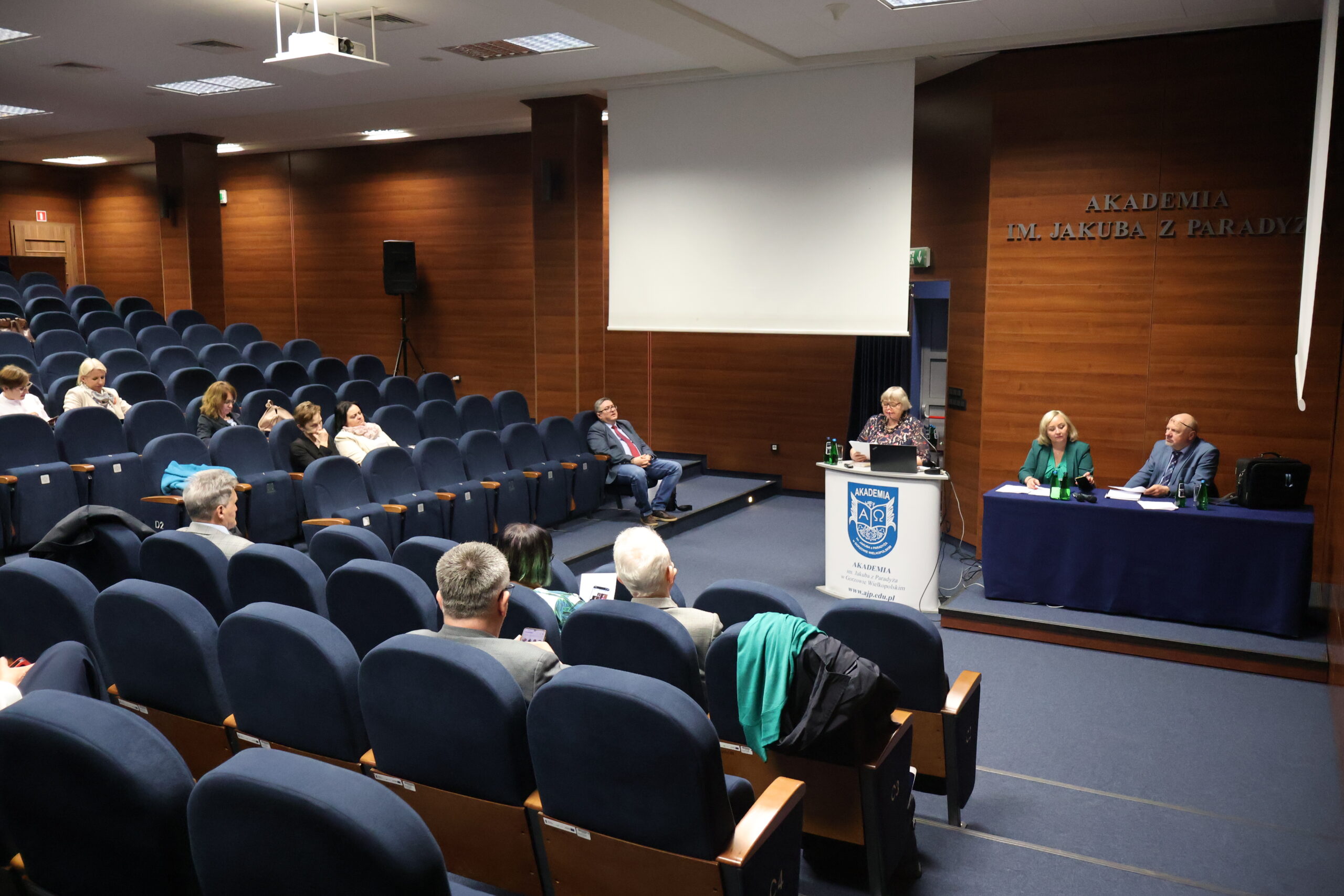 Na zdjęciu prof. dr hab. Władysława Bryła. Przy stole prezydialnym prof. AJP dr Małgorzata Trocka i prof. AJP dr Arkadiusz Wołoszyn.