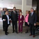 Na zdjęciu od lewej: Kanclerz mgr Roman Gawroniak, Poseł na Sejm Maja Nowak, Minister prof. dr hab. Andrzej Szeptycki, Rektor prof. dr hab. Elżbieta Skorupska-Raczyńska, Prorektor ds. Kształcenia prof. AJP dr Małgorzata Trocka i Prorektor ds. Nauki prof. dr hab. Grzegorz Kucharczyk.
