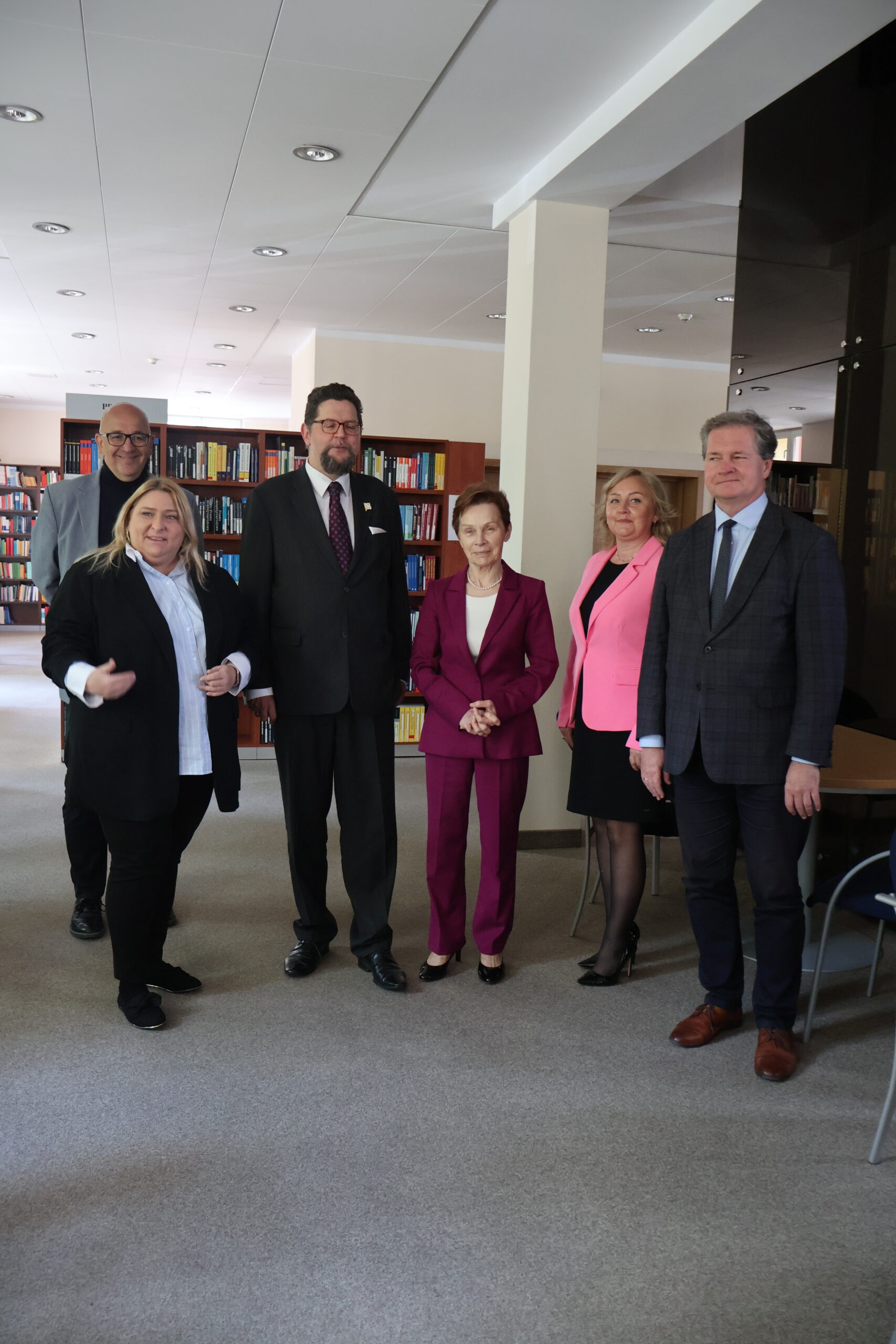 Na zdjęciu od lewej: Kanclerz mgr Roman Gawroniak, Poseł na Sejm Maja Nowak, Minister prof. dr hab. Andrzej Szeptycki, Rektor prof. dr hab. Elżbieta Skorupska-Raczyńska, Prorektor ds. Kształcenia prof. AJP dr Małgorzata Trocka i Prorektor ds. Nauki prof. dr hab. Grzegorz Kucharczyk.