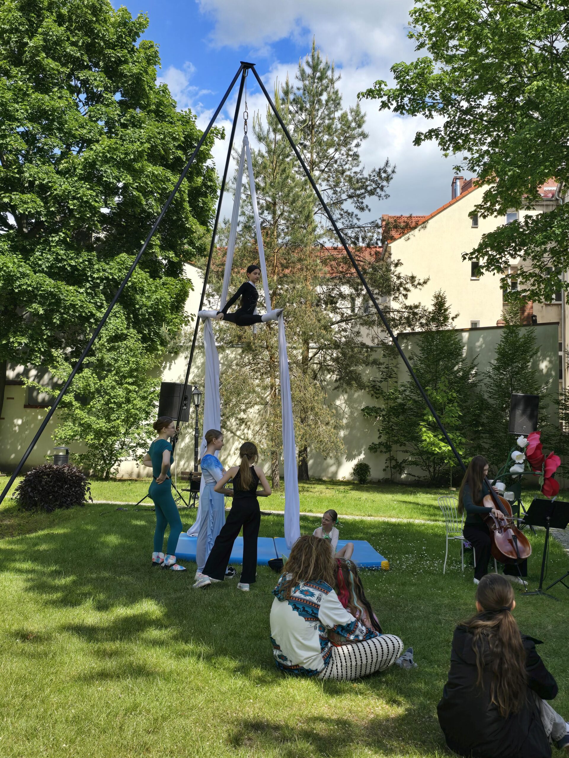 Święto ulicy Teatralnej 2025. Pokazy artystyczne dzieci z teatru.