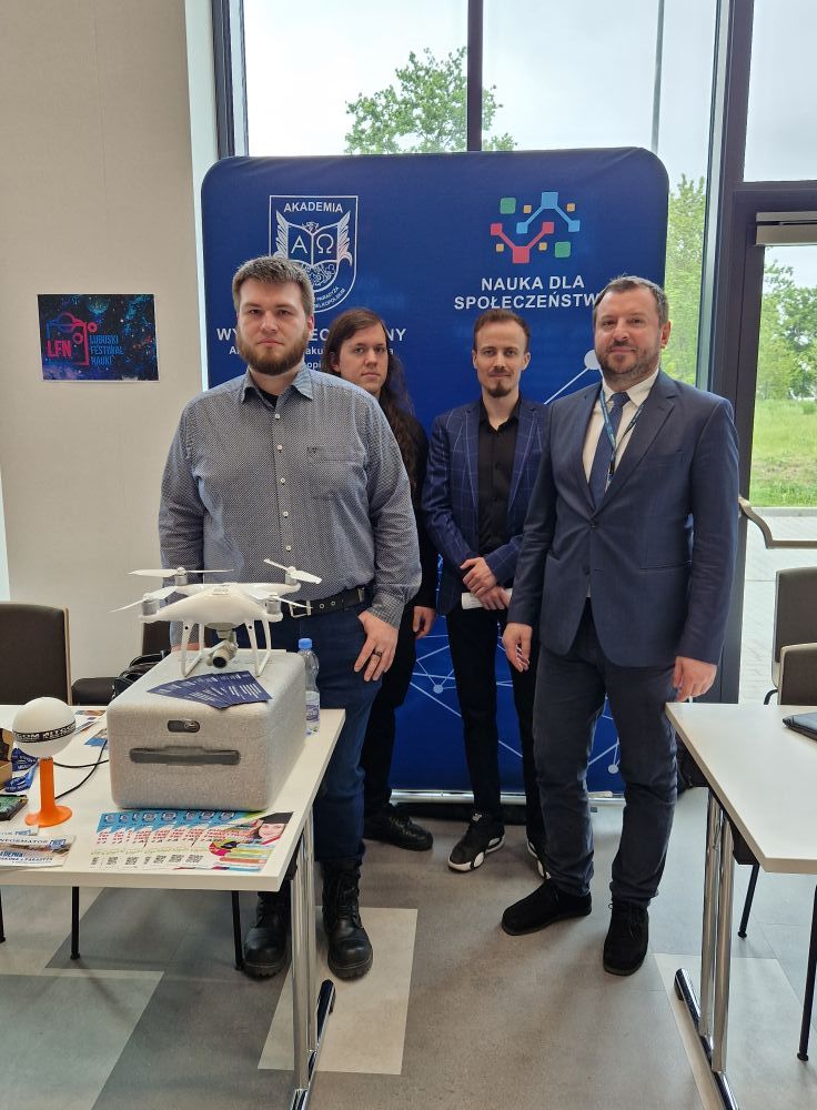 Na zdjęciu od lewej: inż. Jan Kołaciński, Jakub Baraniecki, mgr inż. Szymon Prochacki oraz Prodziekan dr inż. Łukasz Lemieszewski.
