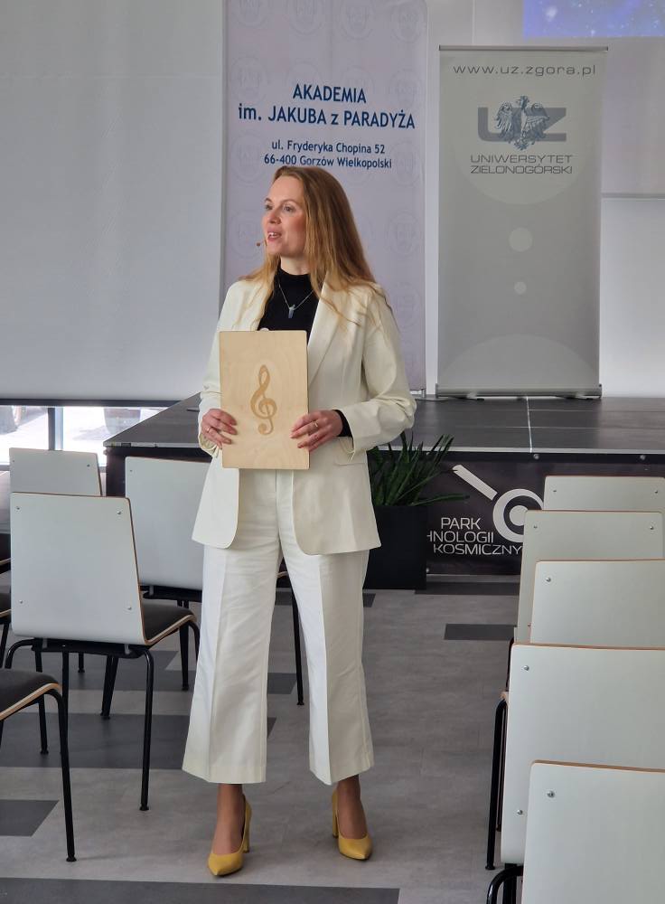 Na zdjęciu mgr Joanna Lenart podczas wystąpienia na Lubuskim Festiwalu Nauki.