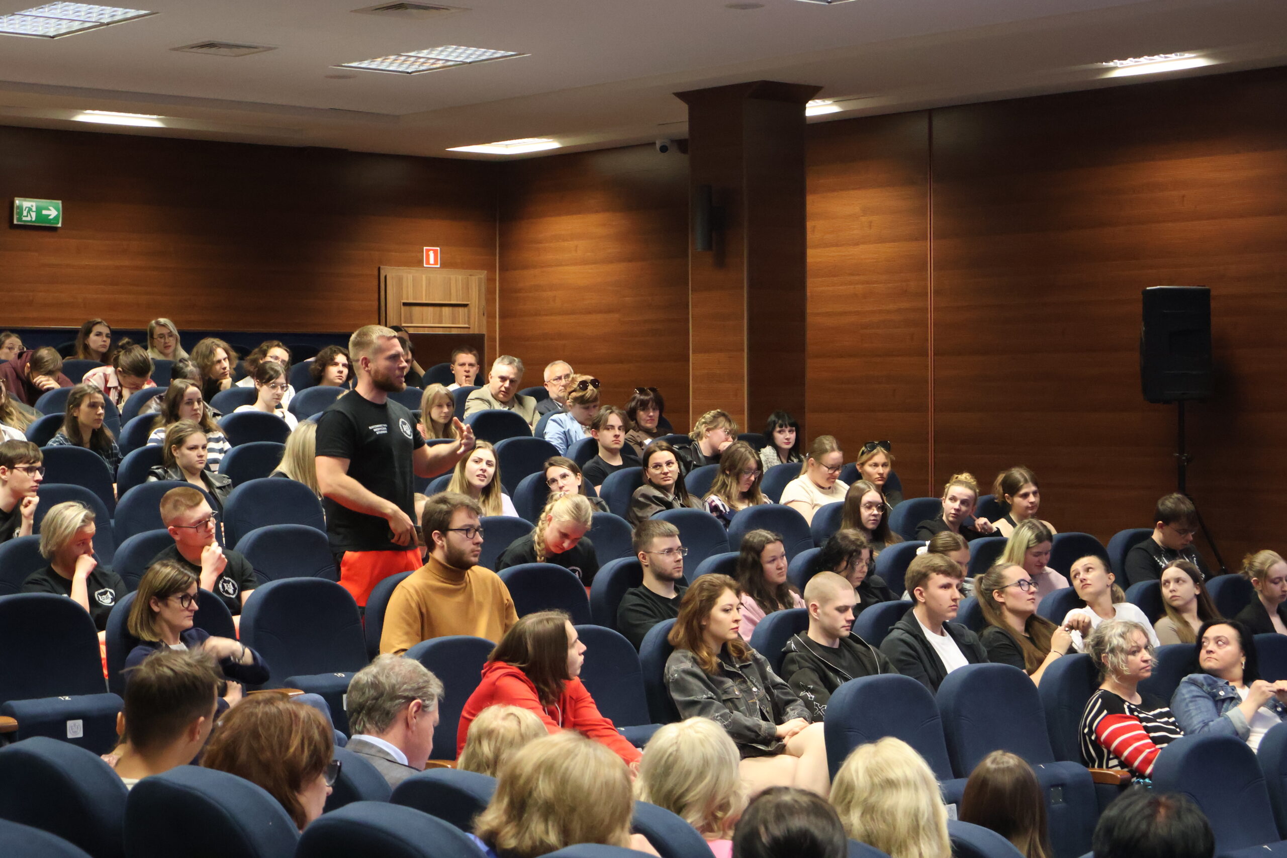Student AJP na auli, zadający pytanie Ministrowi Nauki i Szkolnictwa Wyższego.