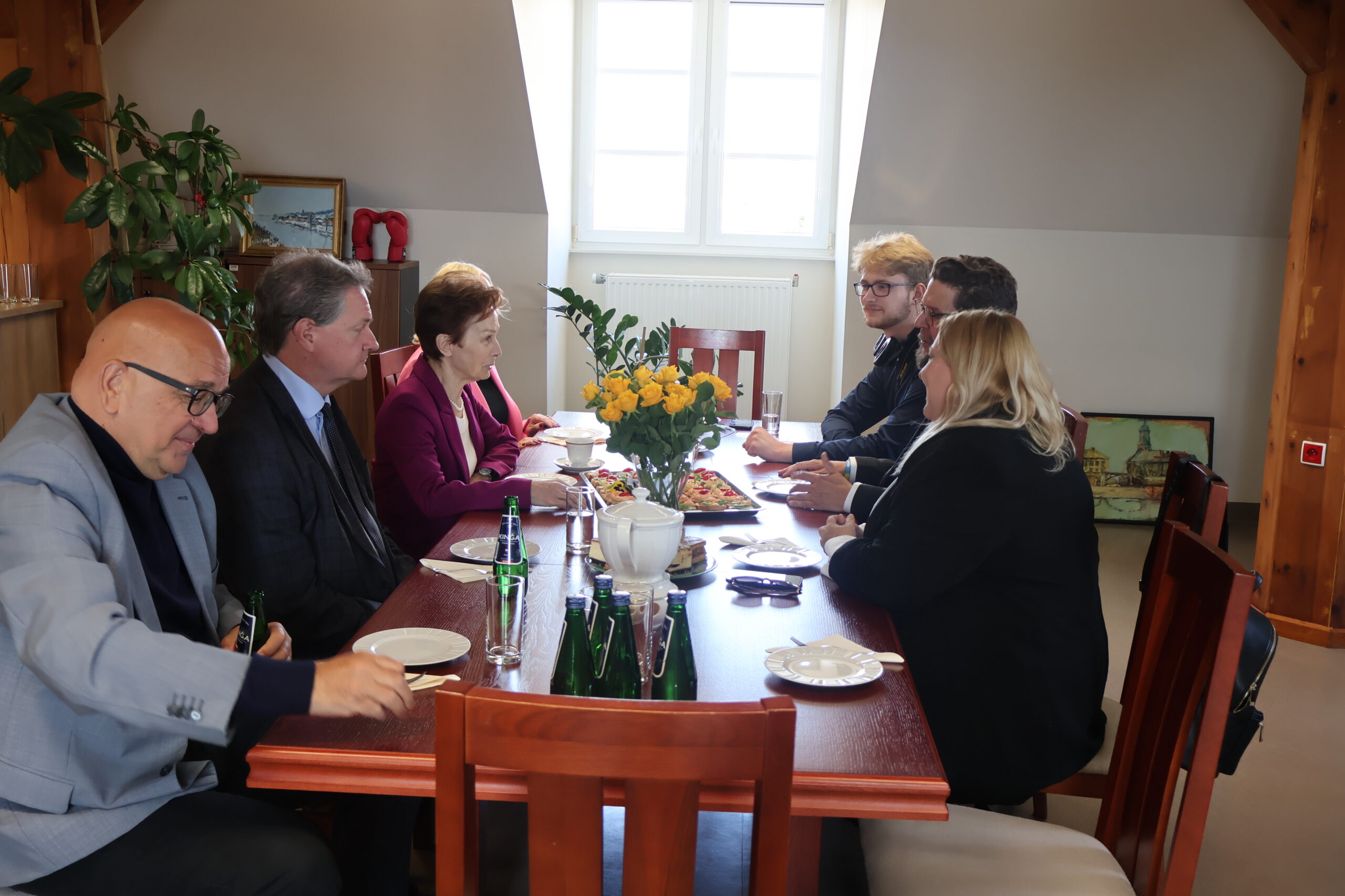 Rektor AJP i Minister oraz goście podczas rozmów w gabinecie Rektora.