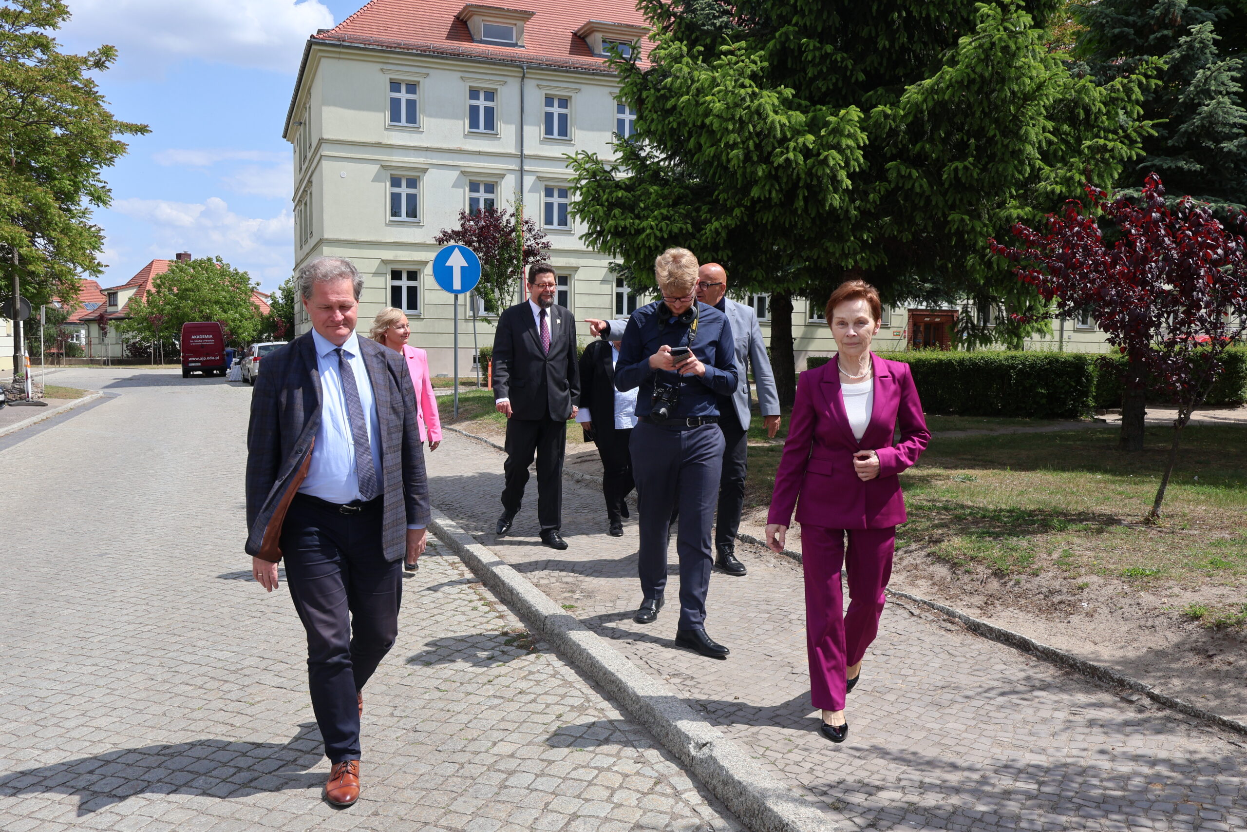 Na zdjęciu: Rektor prof. dr hab. Elżbieta Skorupska-Raczyńska oraz Prorektor ds. Nauki prof. dr hab. Grzegorz Kucharczyk z Ministrem prof. dr. hab. Andrzejem Szeptyckim w drodze pieszo do Biblioteki Głównej AJP.
