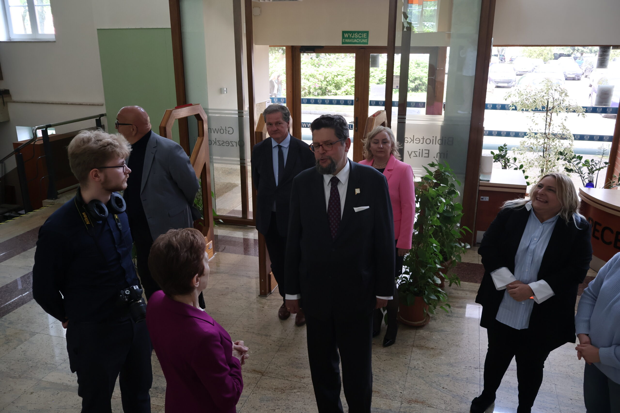 Na zdjęciu: Rektor oraz Minister w towarzystwie gości podczas rozmowy w Bibliotece Głównej AJP.