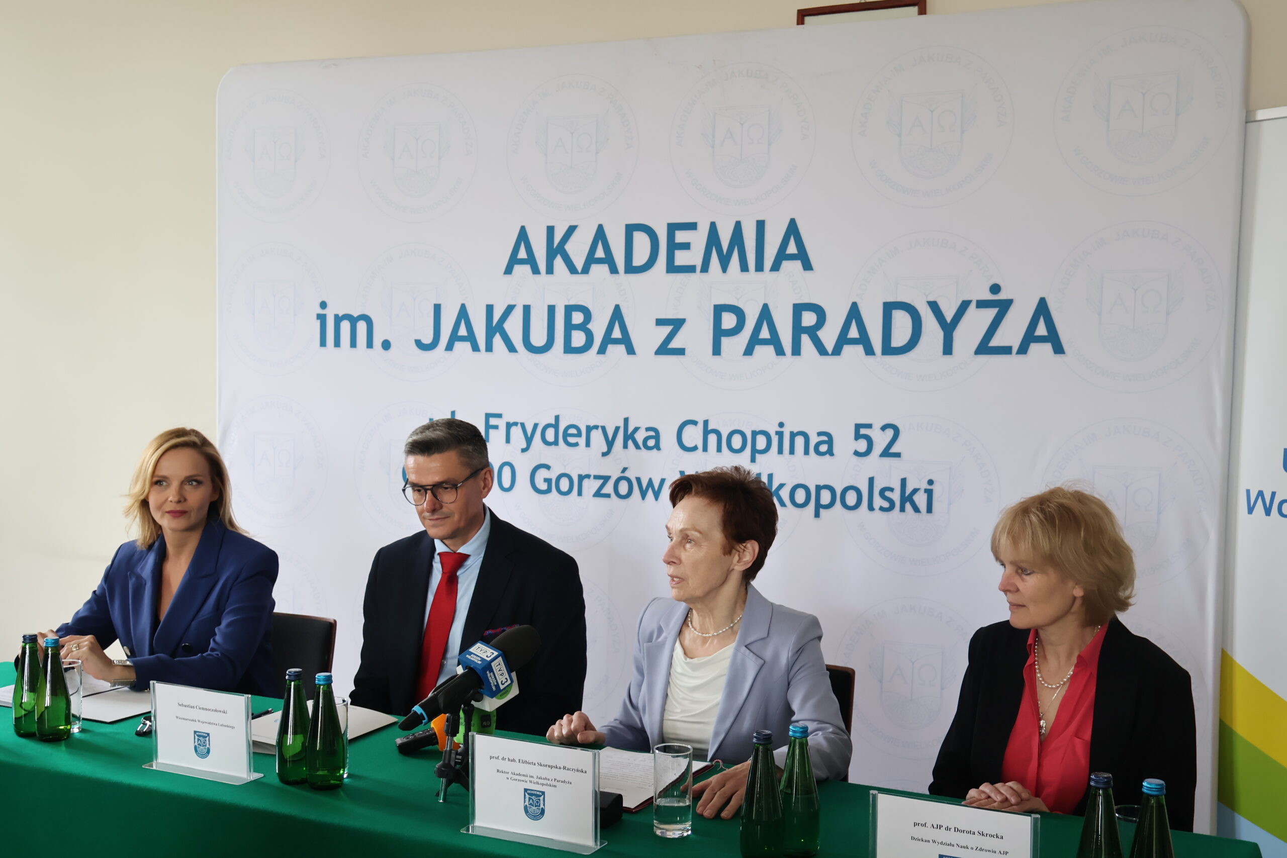 Na zdjęciu od lewej Anna Synowiec, Sebastian Ciemnoczołowski, prof. dr hab. Elżbieta Skorupska-Raczyńska i prof. AJP dr Dorota Skrocka.