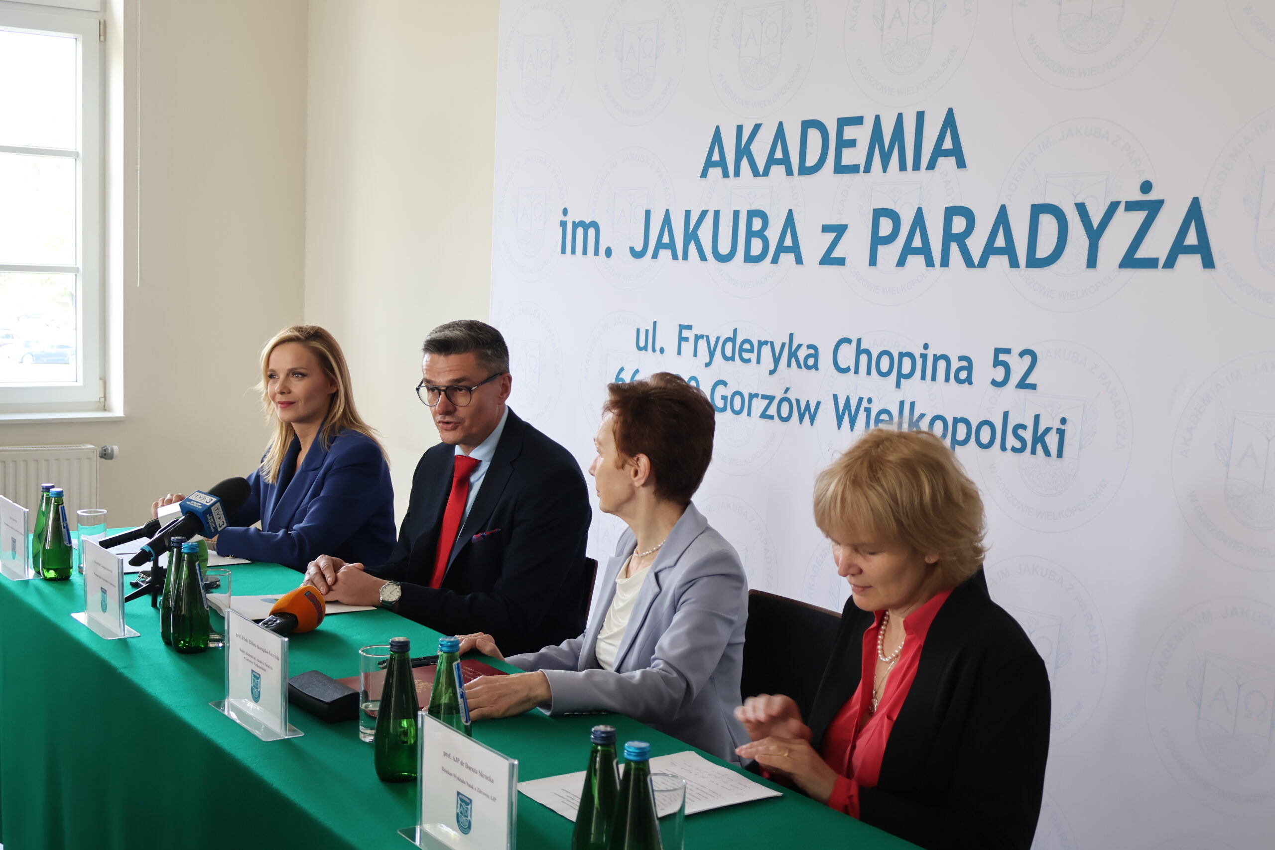 Na zdjęciu od lewej Anna Synowiec, Sebastian Ciemnoczołowski, prof. dr hab. Elżbieta Skorupska-Raczyńska i prof. AJP dr Dorota Skrocka.