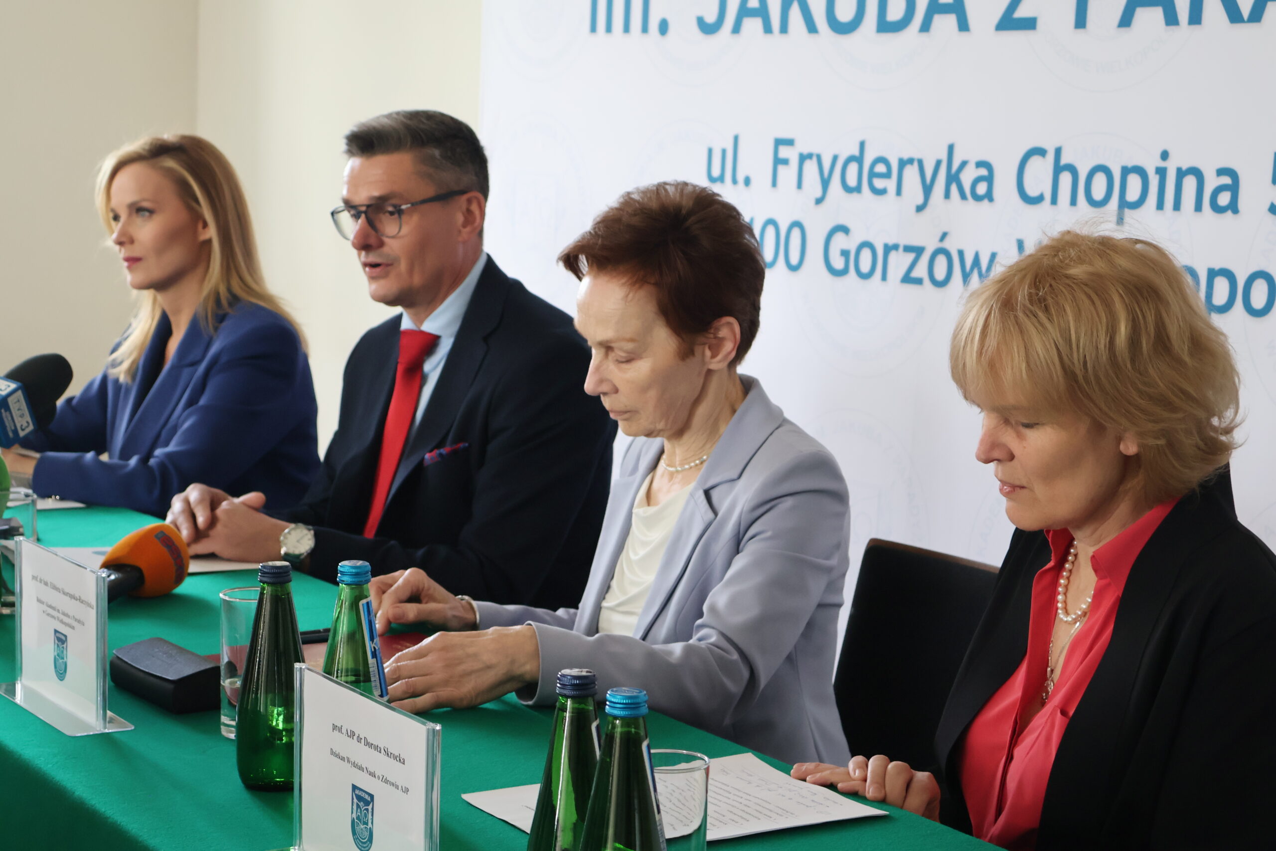 Na zdjęciu od lewej Anna Synowiec, Sebastian Ciemnoczołowski, prof. dr hab. Elżbieta Skorupska-Raczyńska i prof. AJP dr Dorota Skrocka.