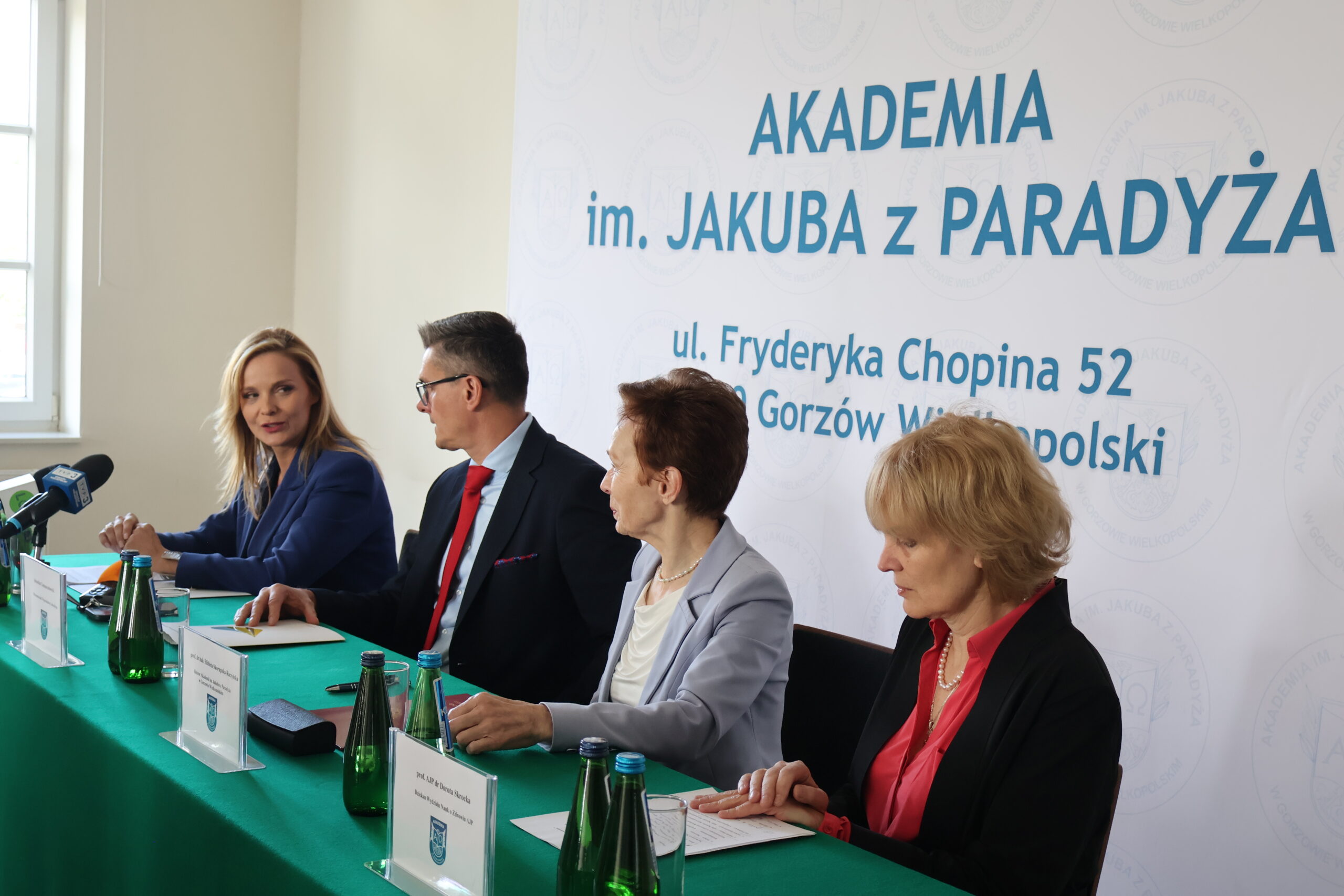Na zdjęciu od lewej Anna Synowiec, Sebastian Ciemnoczołowski, prof. dr hab. Elżbieta Skorupska-Raczyńska i prof. AJP dr Dorota Skrocka.