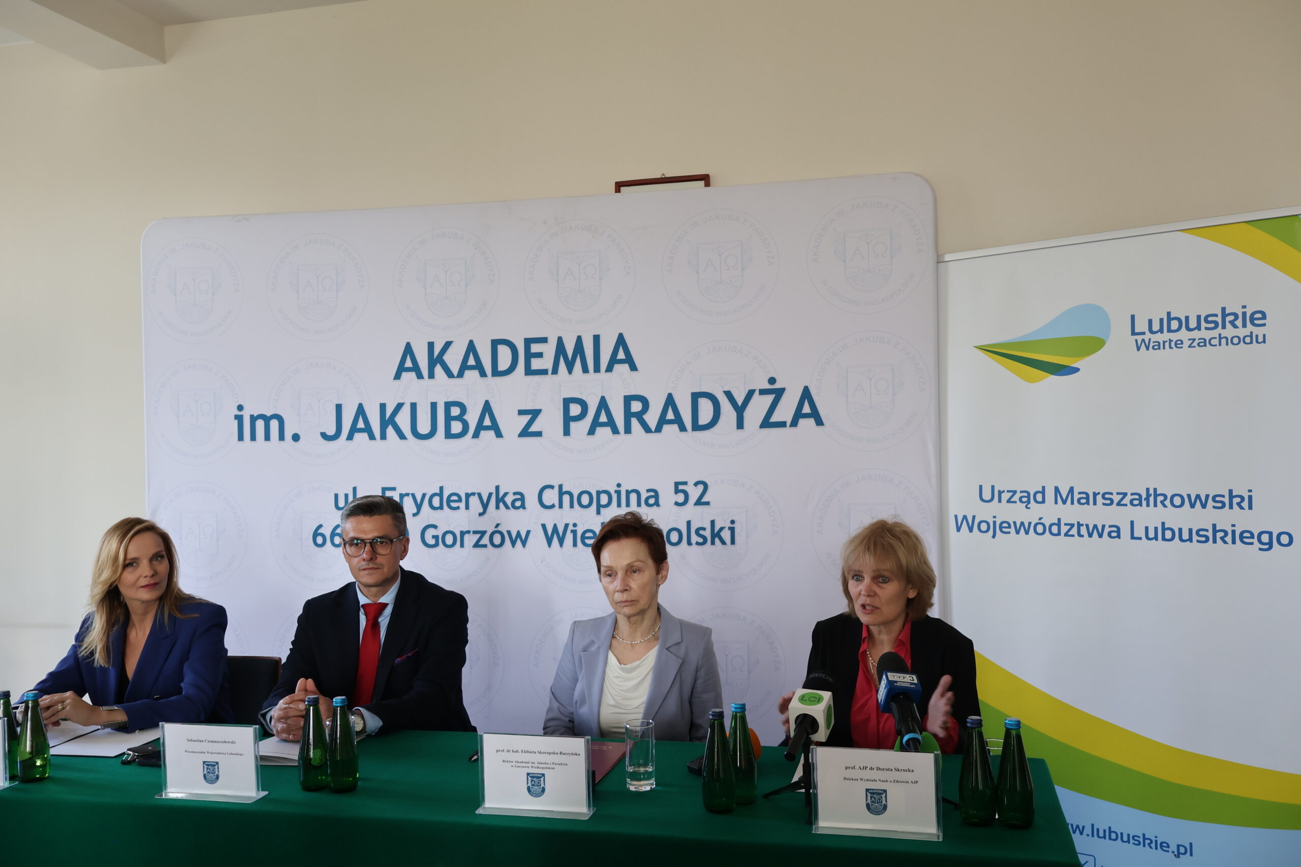 Na zdjęciu od lewej Anna Synowiec, Sebastian Ciemnoczołowski, prof. dr hab. Elżbieta Skorupska-Raczyńska i prof. AJP dr Dorota Skrocka.