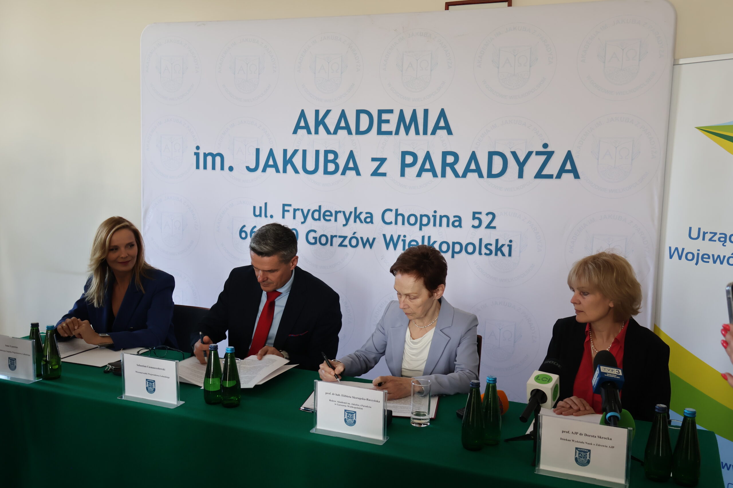 Na zdjęciu od lewej Anna Synowiec, Sebastian Ciemnoczołowski, prof. dr hab. Elżbieta Skorupska-Raczyńska i prof. AJP dr Dorota Skrocka.