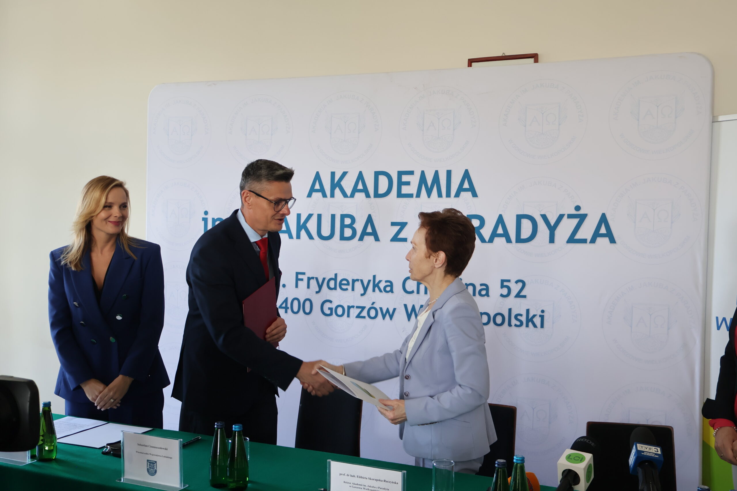 Na zdjęciu od lewej Anna Synowiec, Sebastian Ciemnoczołowski i prof. dr hab. Elżbieta Skorupska-Raczyńska.