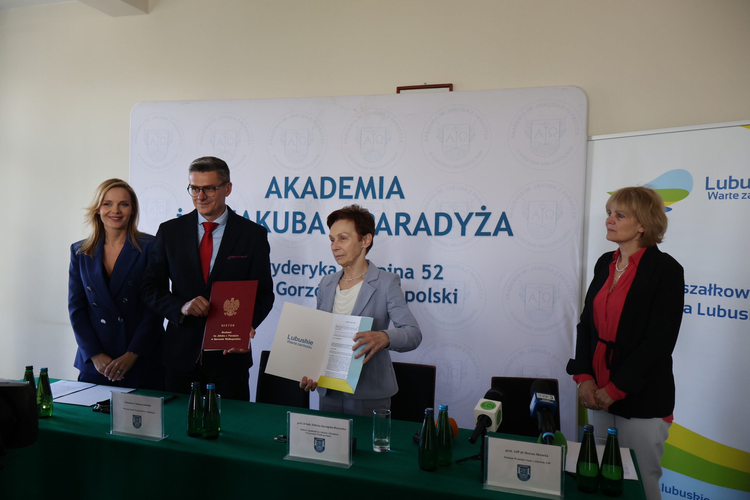 Na zdjęciu od lewej Anna Synowiec, Sebastian Ciemnoczołowski, prof. dr hab. Elżbieta Skorupska-Raczyńska i prof. AJP dr Dorota Skrocka.