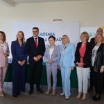 Na zdjęciu od lewej Hubert Harasimowicz, Natalia Burdz, Anna Synowiec, Sebastian Ciemnoczołowski, prof. dr hab. Elżbieta Skorupska-Raczyńska, Irena Osos, prof. AJP dr Dorota Skrocka, prof. AJP dr Małgorzata Trocka, mgr Roman Gawroniak i Robert Surowiec.