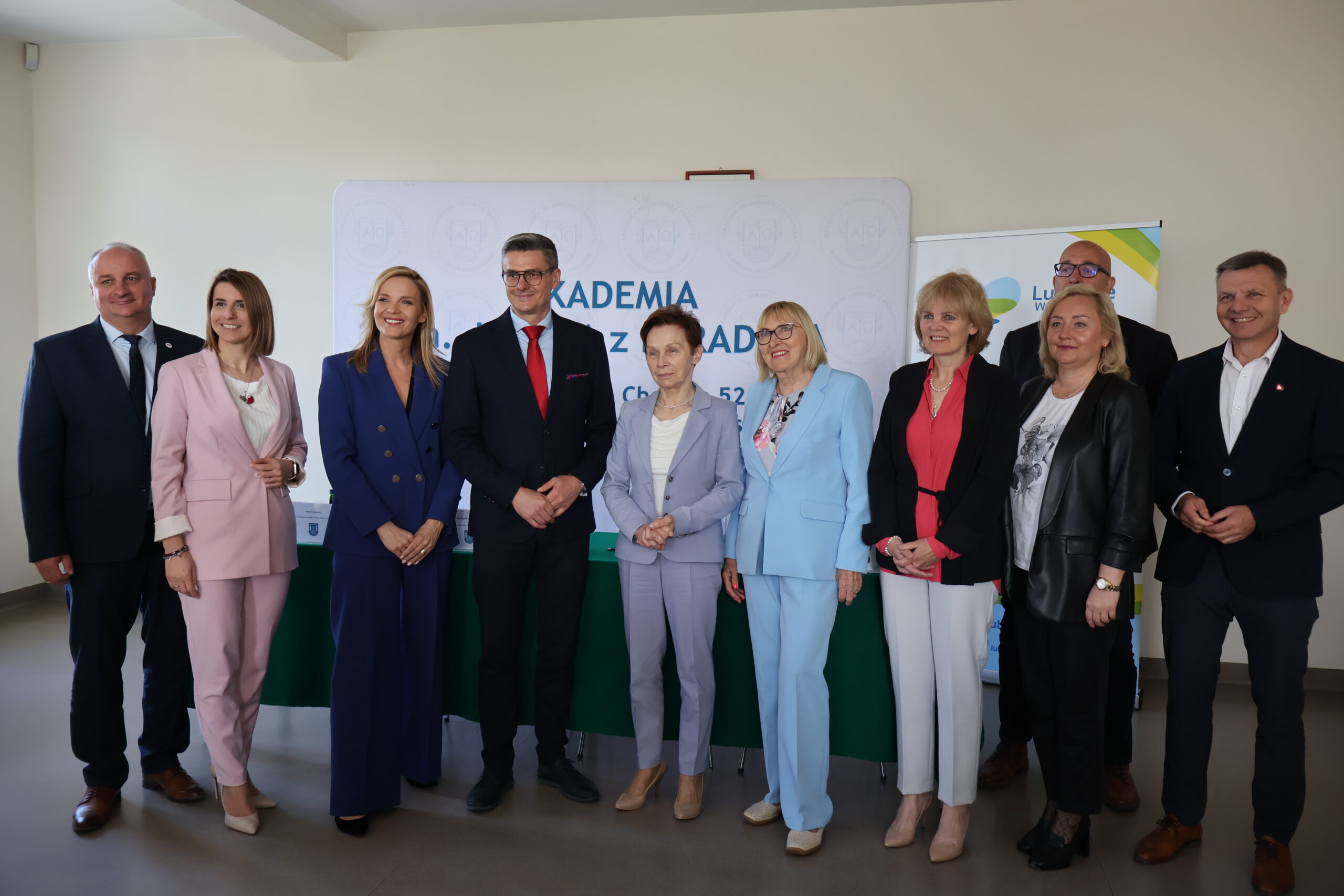 Na zdjęciu od lewej Hubert Harasimowicz, Natalia Burdz, Anna Synowiec, Sebastian Ciemnoczołowski, prof. dr hab. Elżbieta Skorupska-Raczyńska, Irena Osos, prof. AJP dr Dorota Skrocka, prof. AJP dr Małgorzata Trocka, mgr Roman Gawroniak i Robert Surowiec.