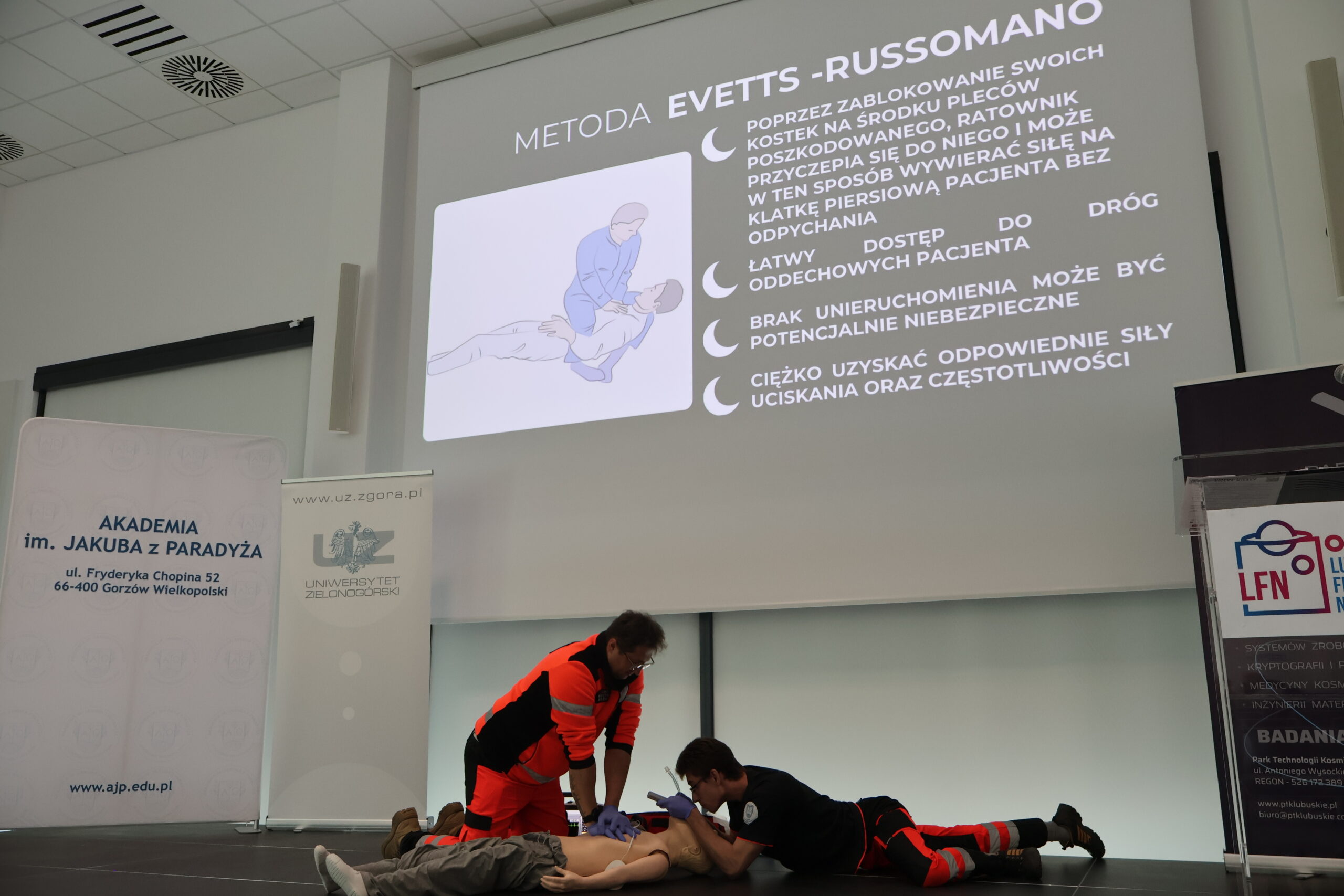 Na zdjęciu studenci Wydziału Nauk o Zdrowiu AJP - Patryk Łukaszewski, Krystian Gromek podczas prezentowania resuscytacji krążeniowo-oddechowej na Lubuskim Festiwalu Nauki.