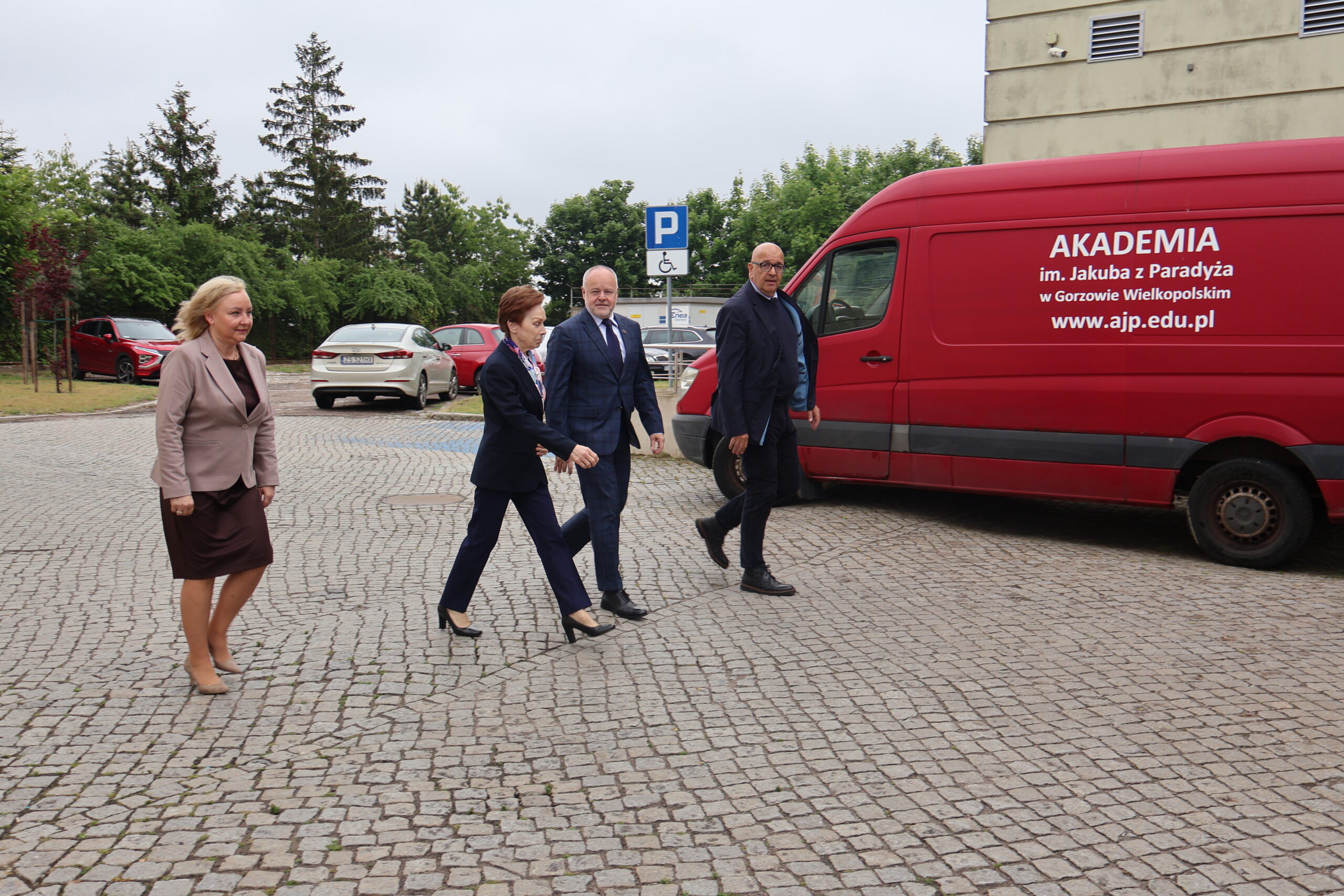 Na zdjęciu od prawej: Kanclerz AJP mgr Roman Gawroniak, Sekretarz Stanu prof. dr hab. inż. Marek Gzik (Ministerstwo Nauki i Szkolnictwa Wyższego), Rektor AJP prof. dr hab. Elżbieta Skorupska-Raczyńska, Prorektor ds. Kształcenia prof. AJP dr Małgorzata Trocka na tle kampusu Uczelni.