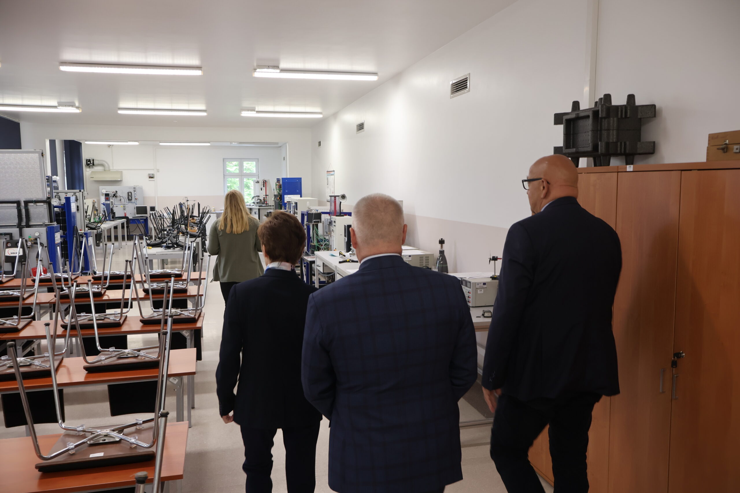 Na zdjęciu wchodzący do sali od prawej: Kanclerz Uczelni - Roman Gawroniak, Sekretarz Stanu prof. dr hab. inż. Marek Gzik (Ministerstwo Nauki i Szkolnictwa Wyższego), Rektor AJP prof. dr hab. Elżbieta Skorupska-Raczyńska, Kierownik Działu Administracyjnego - Ewa Zygarłowska w jednym z laboratoriów.
