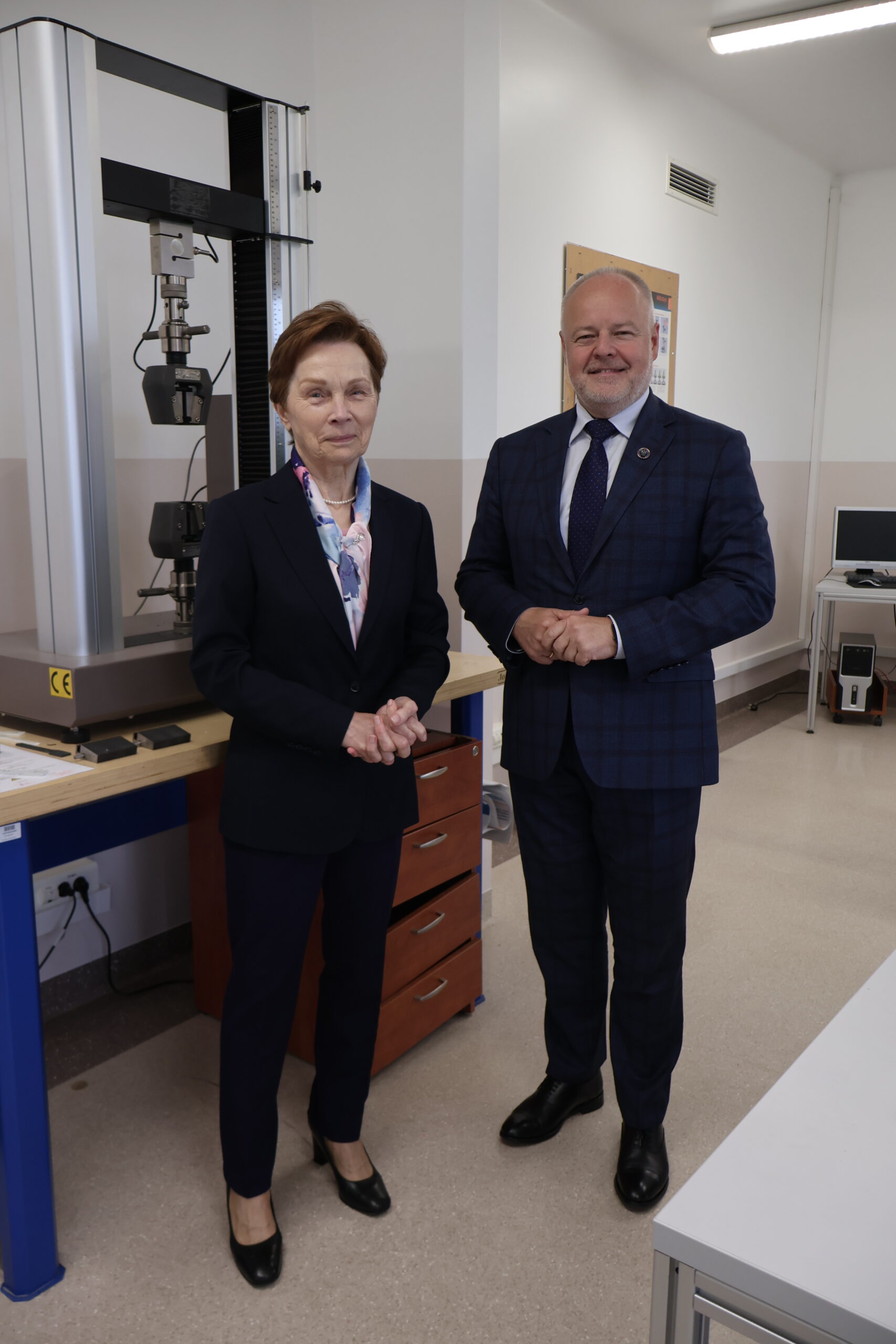 Na zdjęciu od prawej: Sekretarz Stanu prof. dr hab. inż. Marek Gzik (Ministerstwo Nauki i Szkolnictwa Wyższego), Rektor AJP prof. dr hab. Elżbieta Skorupska-Raczyńska w jednym z laboratoriów.