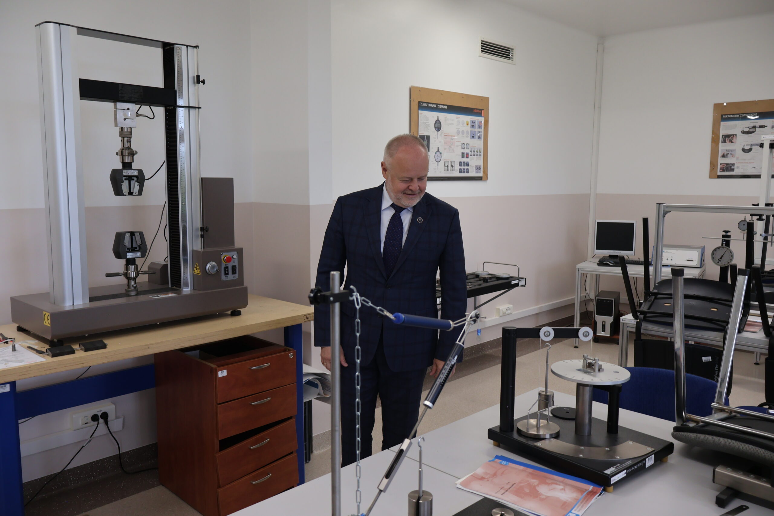 Na zdjęciu Sekretarz Stanu prof. dr hab. inż. Marek Gzik (Ministerstwo Nauki i Szkolnictwa Wyższego) w Laboratorium Logistycznym.