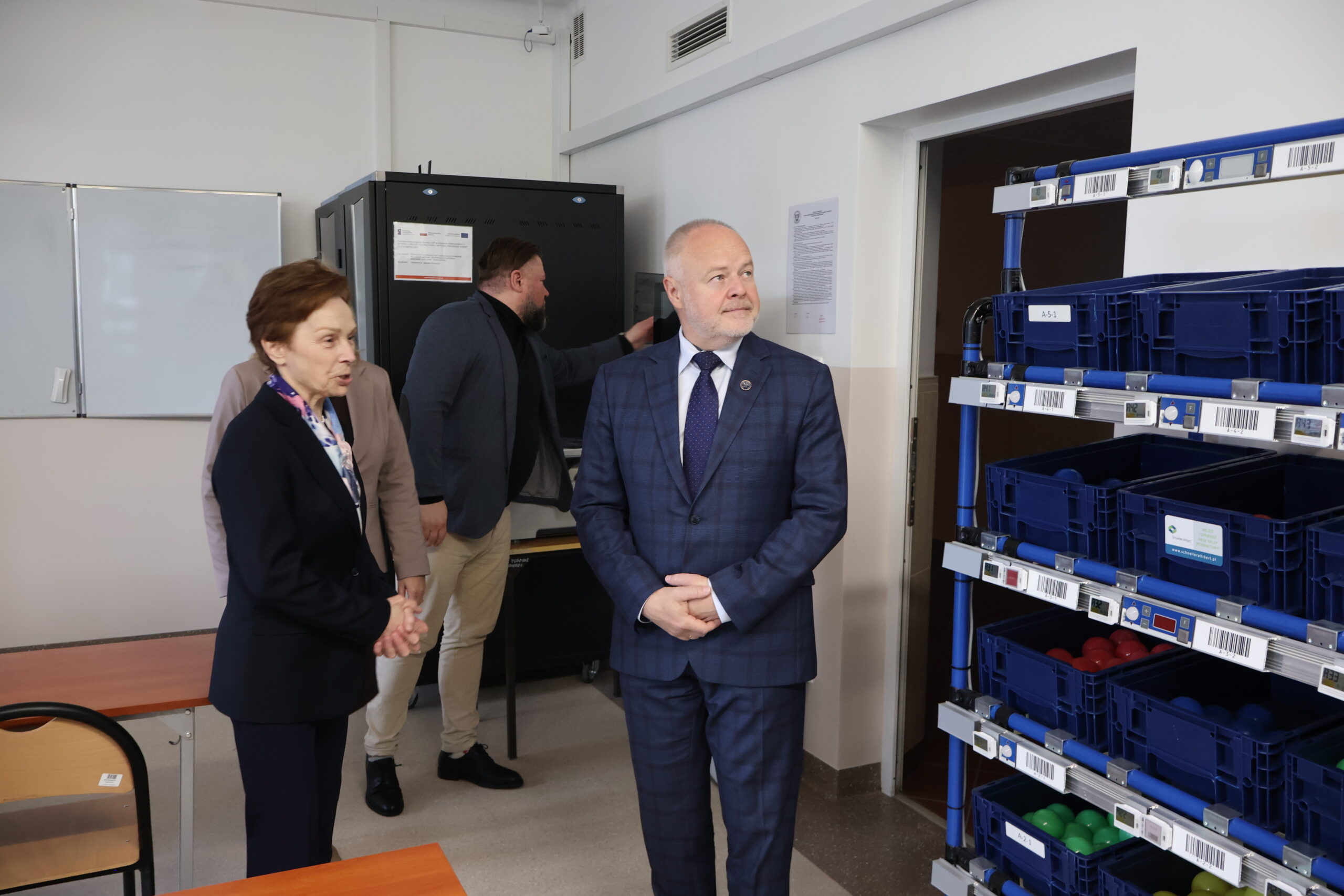 Na zdjęciu od prawej: Sekretarz Stanu prof. dr hab. inż. Marek Gzik (Ministerstwo Nauki i Szkolnictwa Wyższego), Rektor AJP prof. dr hab. Elżbieta Skorupska-Raczyńska, dr Marcin Cywiński - wykładowca, Prorektor ds. Kształcenia prof. AJP dr Małgorzata Trocka w Laboratorium Logistycznym.