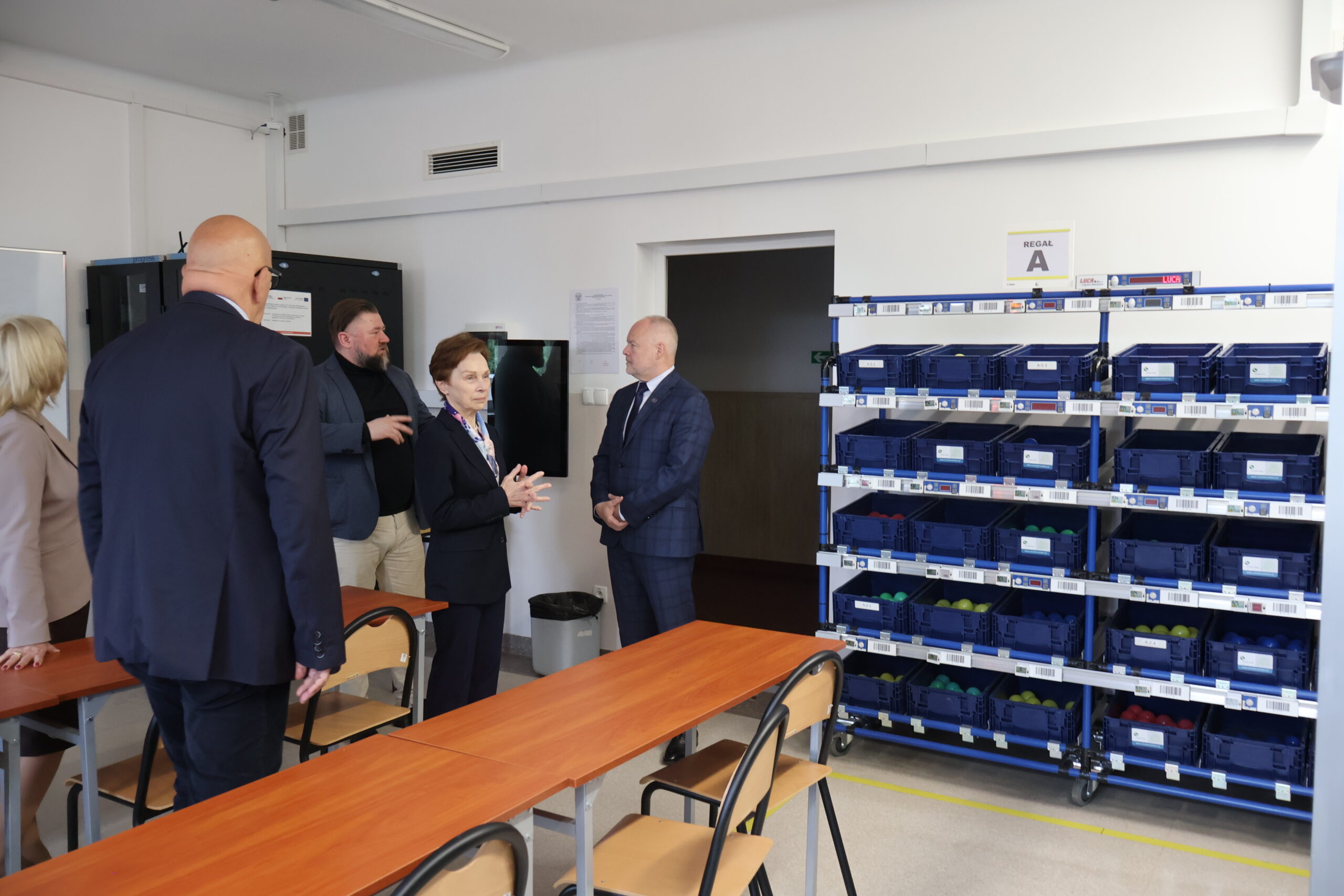 Na zdjęciu od prawej: Sekretarz Stanu prof. dr hab. inż. Marek Gzik (Ministerstwo Nauki i Szkolnictwa Wyższego), Rektor AJP prof. dr hab. Elżbieta Skorupska-Raczyńska, dr Marcin Cywiński - wykładowca, Kanclerz mgr Roman Gawroniak, Prorektor ds. Kształcenia prof. AJP dr Małgorzata Trocka w Laboratorium Logistycznym.