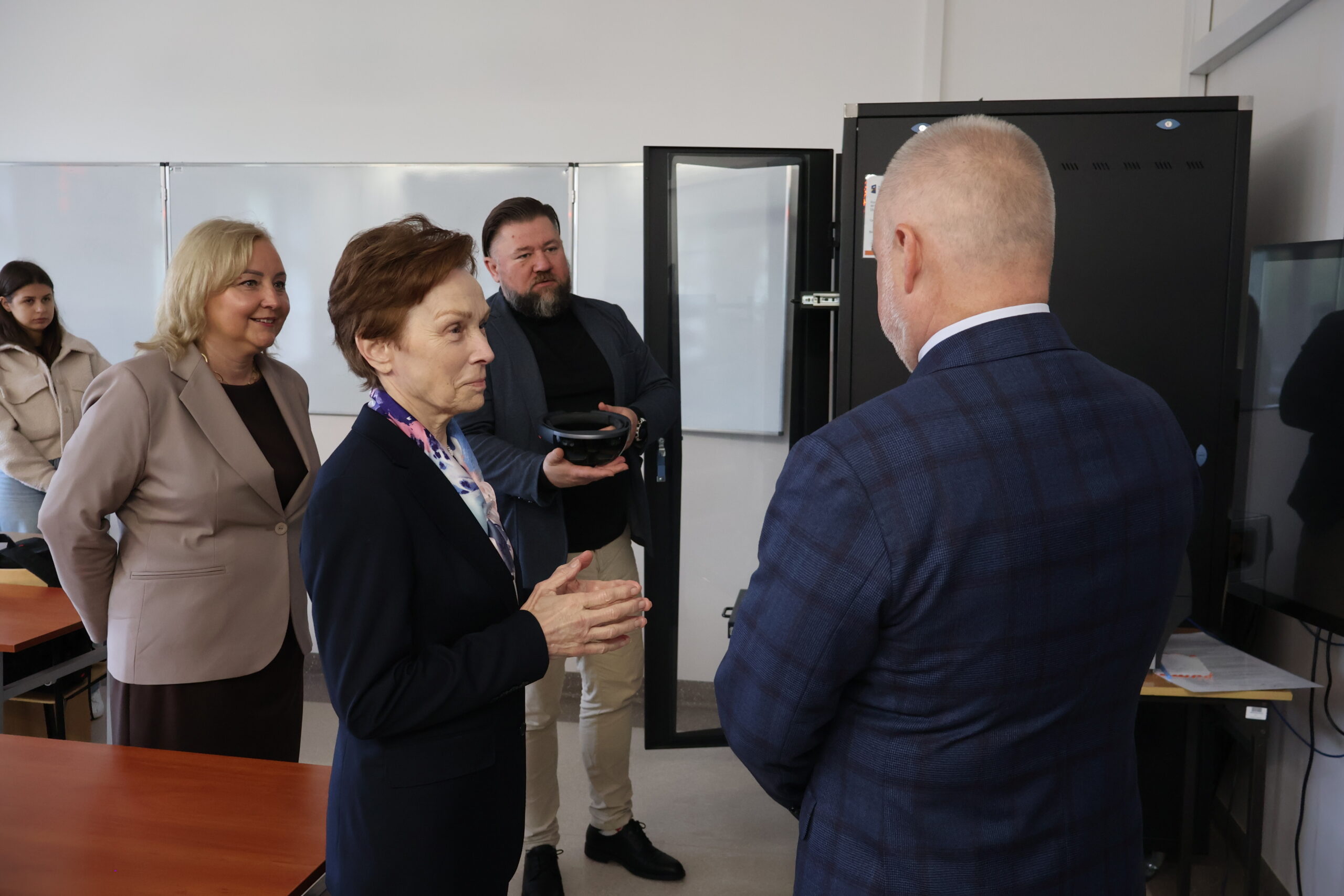 Na zdjęciu od prawej: Sekretarz Stanu prof. dr hab. inż. Marek Gzik (Ministerstwo Nauki i Szkolnictwa Wyższego)), Rektor AJP prof. dr hab. Elżbieta Skorupska-Raczyńska, dr Marcin Cywiński - wykładowca, Prorektor ds. Kształcenia prof. AJP dr Małgorzata Trocka oraz studentka w Laboratorium Logistycznym.