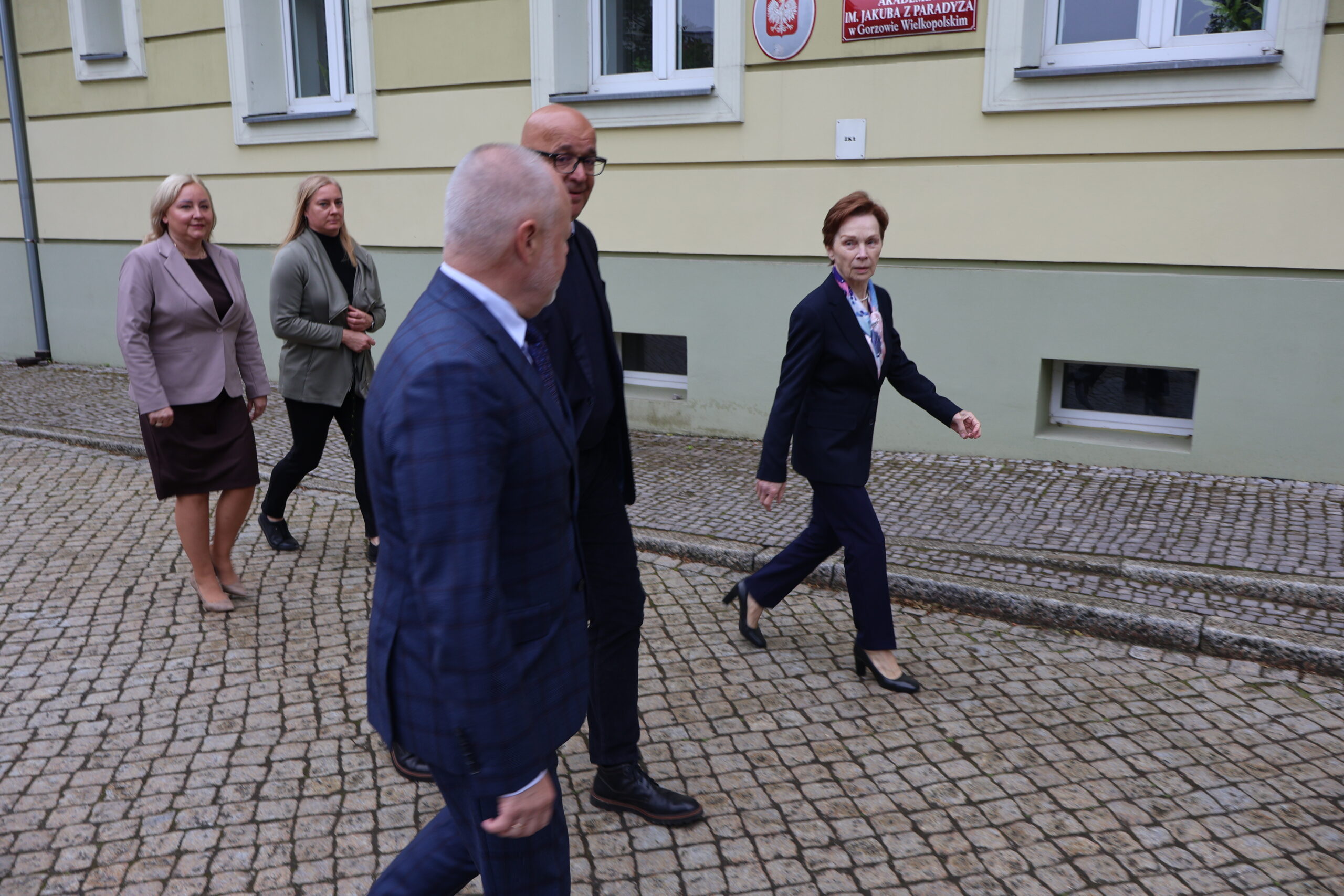 Na zdjęciu od prawej: Rektor AJP prof. dr hab. Elżbieta Skorupska-Raczyńska, Sekretarz Stanu prof. dr hab. inż. Marek Gzik (Ministerstwo Nauki i Szkolnictwa Wyższego), Kanclerz mgr Roman Gawroniak, Kierownik Działu Administracyjnego Ewa Zygarłowska, Prorektor ds. Kształcenia prof. AJP dr Małgorzata Trocka na tle kampusu Uczelni.
