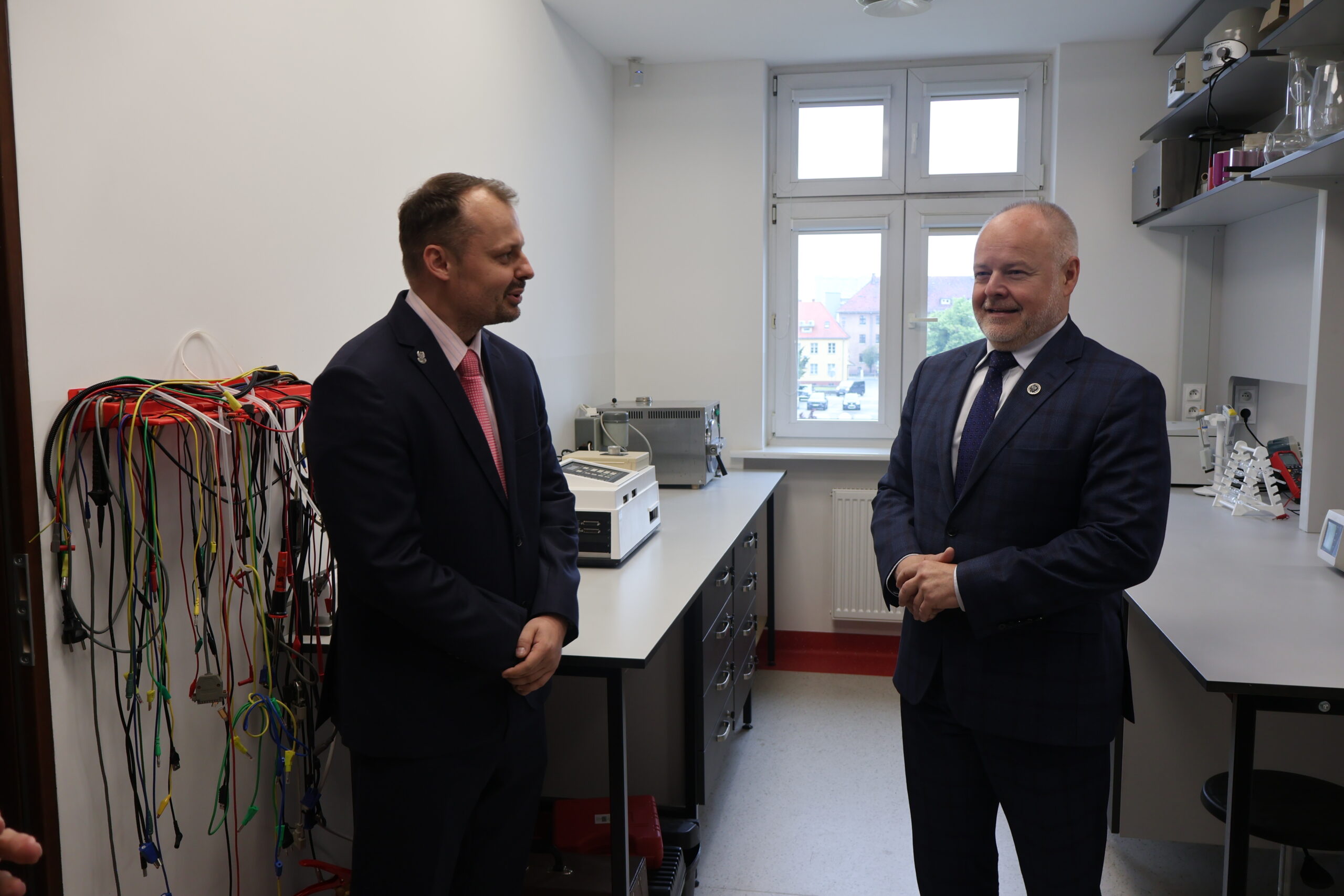 Na zdjęciu od prawej: Sekretarz Stanu prof. dr hab. inż. Marek Gzik (Ministerstwo Nauki i Szkolnictwa Wyższego), dr inż. Krzysztof Jankowski w Instytucie Nanotechnologii i Nanobiologii.