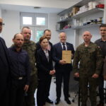 Rektor AJP prof. dr hab. Elżbieta Skorupska-Raczyńska z gośćmi w Instytucie Nanotechnologii i Nanobiologii.