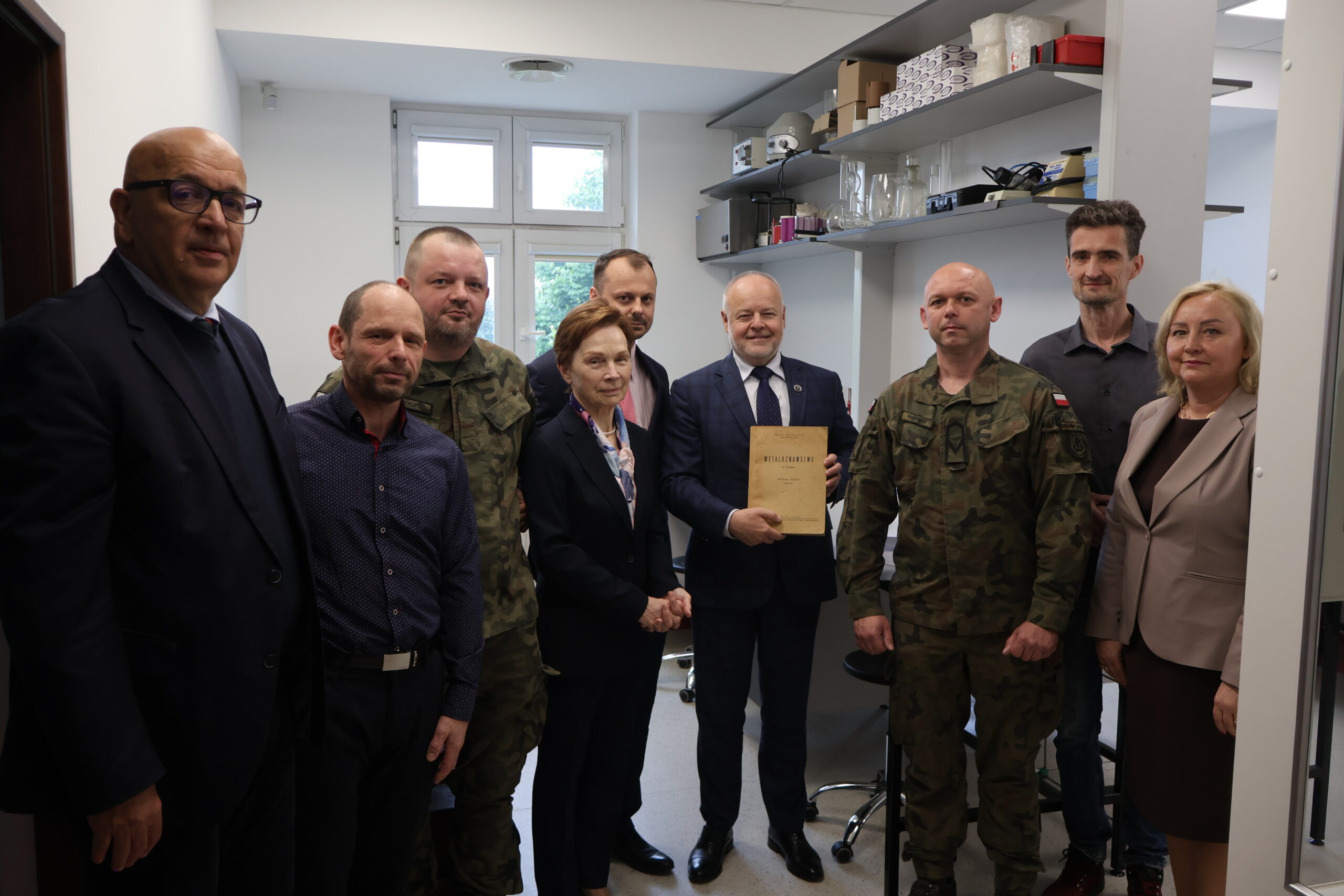 Rektor AJP prof. dr hab. Elżbieta Skorupska-Raczyńska z gośćmi w Instytucie Nanotechnologii i Nanobiologii.