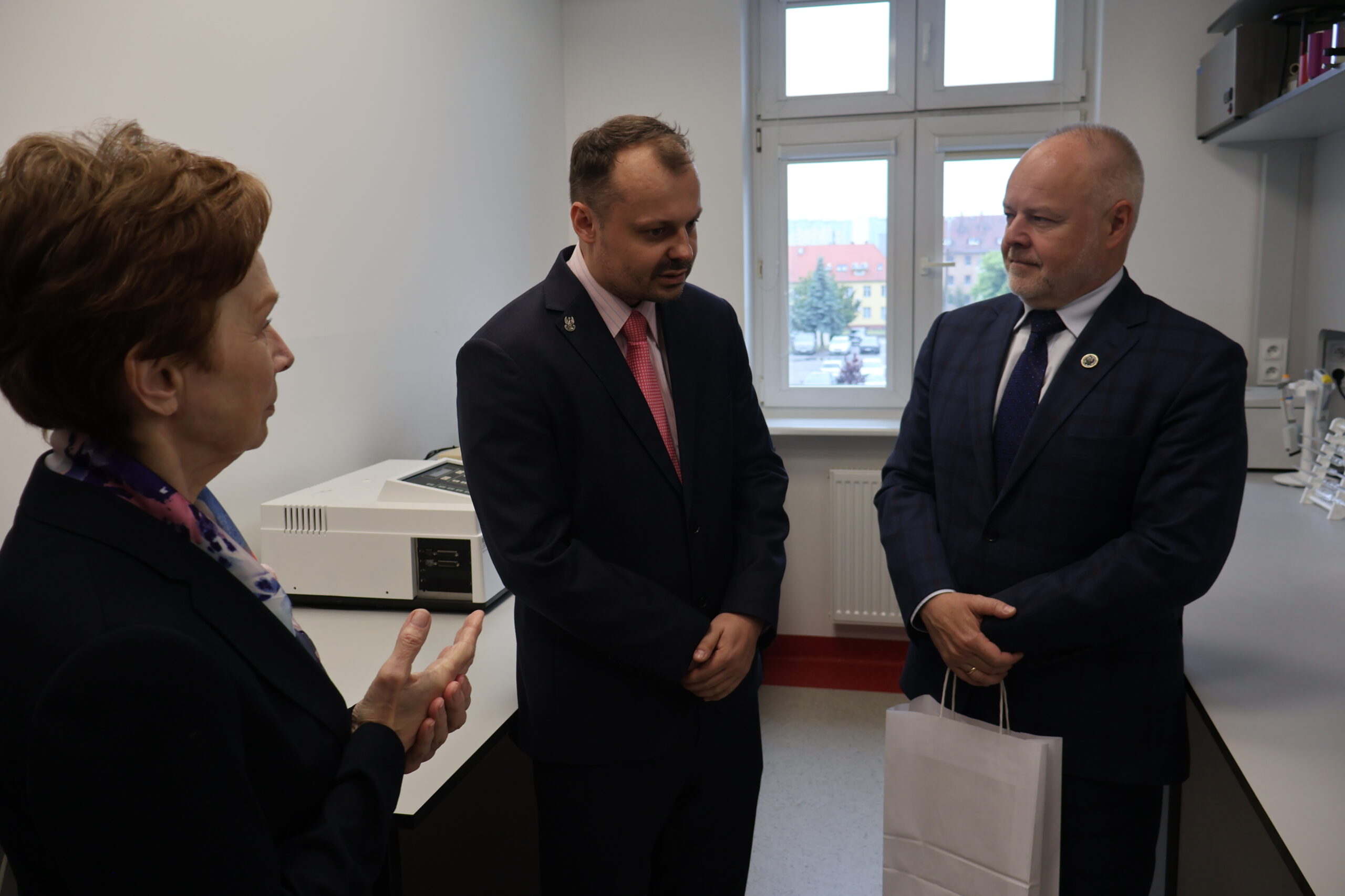 Na zdjęciu od prawej: Sekretarz Stanu prof. dr hab. inż. Marek Gzik (Ministerstwo Nauki i Szkolnictwa Wyższego), dr inż. Krzysztof Jankowski, Rektor AJP prof. dr hab. Elżbieta Skorupska-Raczyńska, w Instytucie Nanotechnologii i Nanobiologii.