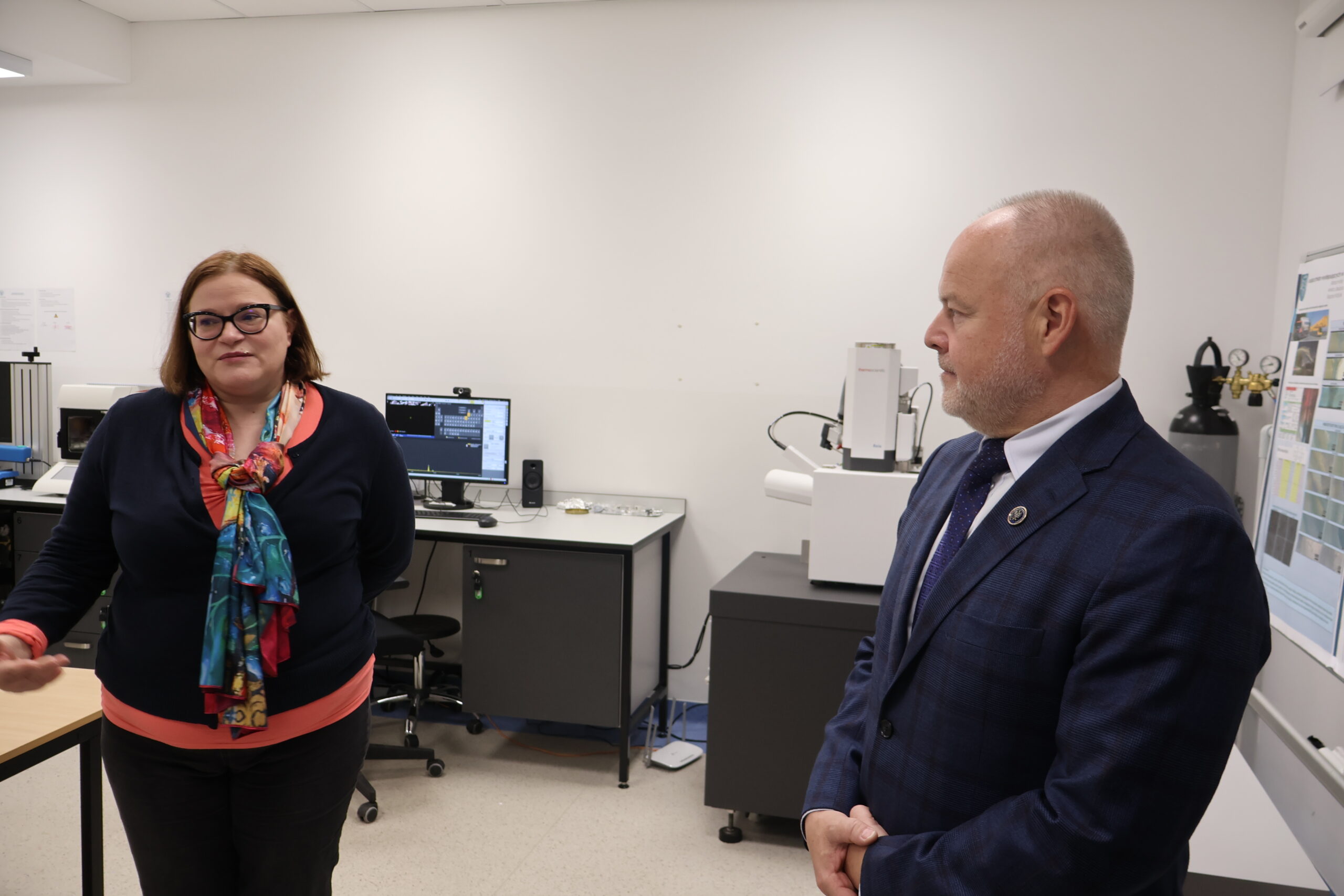 Na zdjęciu od prawej: Sekretarz Stanu prof. dr hab. inż. Marek Gzik (Ministerstwo Nauki i Szkolnictwa Wyższego), mgr inż. Joanna Kostrzewa w jednym z laboratoriów Uczelnianych.