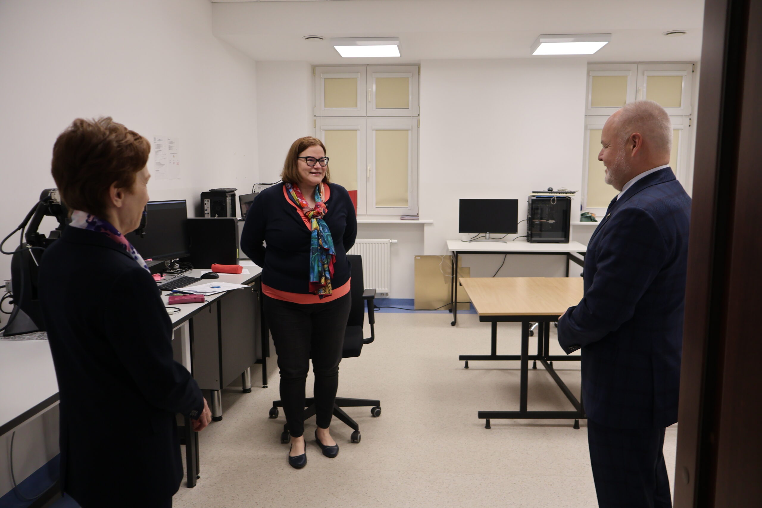 Na zdjęciu od prawej: Sekretarz Stanu prof. dr hab. inż. Marek Gzik (Ministerstwo Nauki i Szkolnictwa Wyższego), mgr inż. Joanna Kostrzewa, Rektor AJP prof. dr hab. Elżbieta Skorupska-Raczyńska, w jednym z laboratoriów Uczelnianych.
