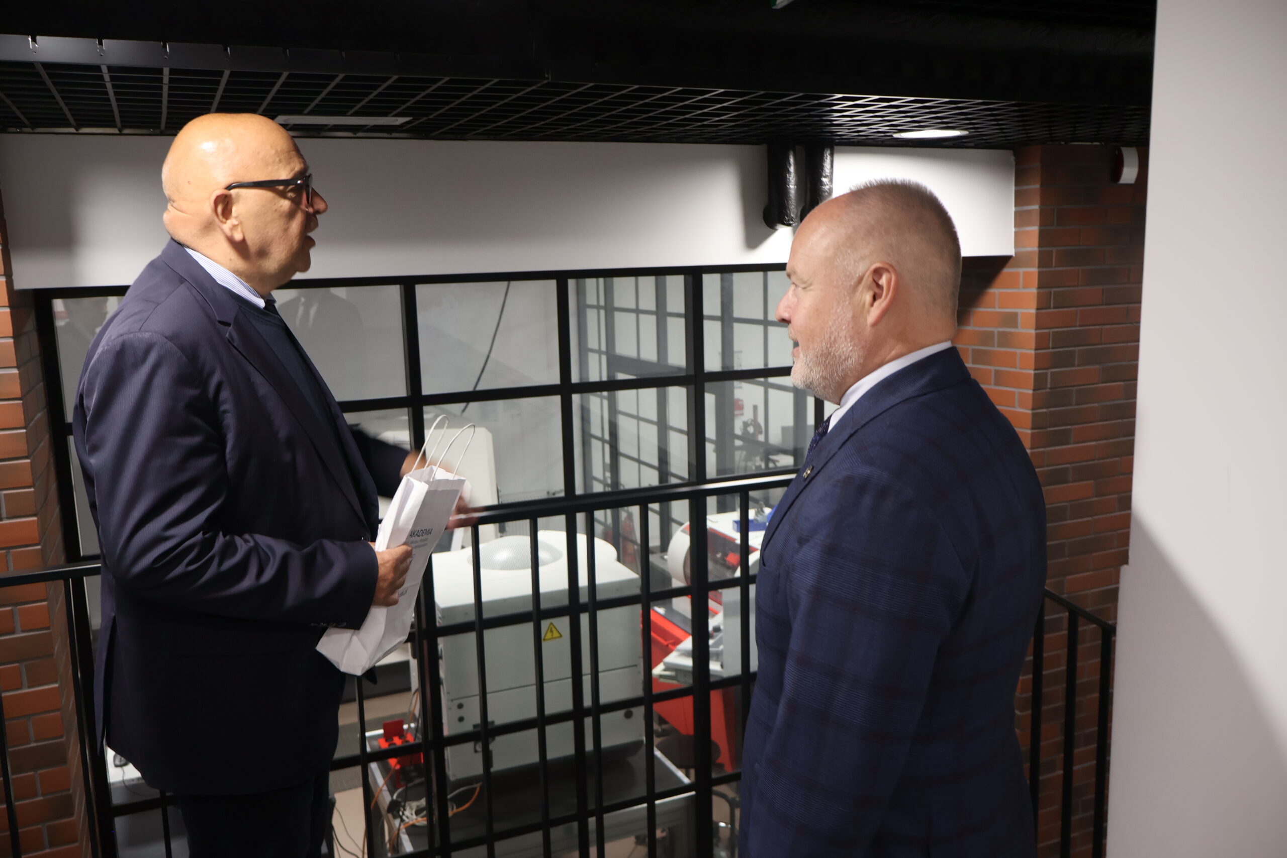 Na zdjęciu od prawej: Sekretarz Stanu prof. dr hab. inż. Marek Gzik (Ministerstwo Nauki i Szkolnictwa Wyższego), Kanclerz mgr Roman Gawroniak na tle jednego z laboratoriów uczelni.