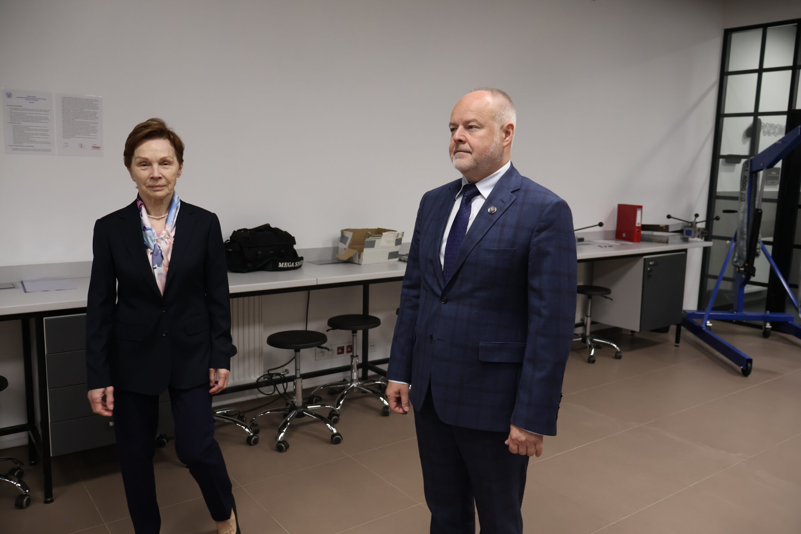Na zdjęciu od prawej: Sekretarz Stanu prof. dr hab. inż. Marek Gzik (Ministerstwo Nauki i Szkolnictwa Wyższego), Rektor AJP prof. dr hab. Elżbieta Skorupska-Raczyńska, w jednym z laboratoriów Uczelnianych.