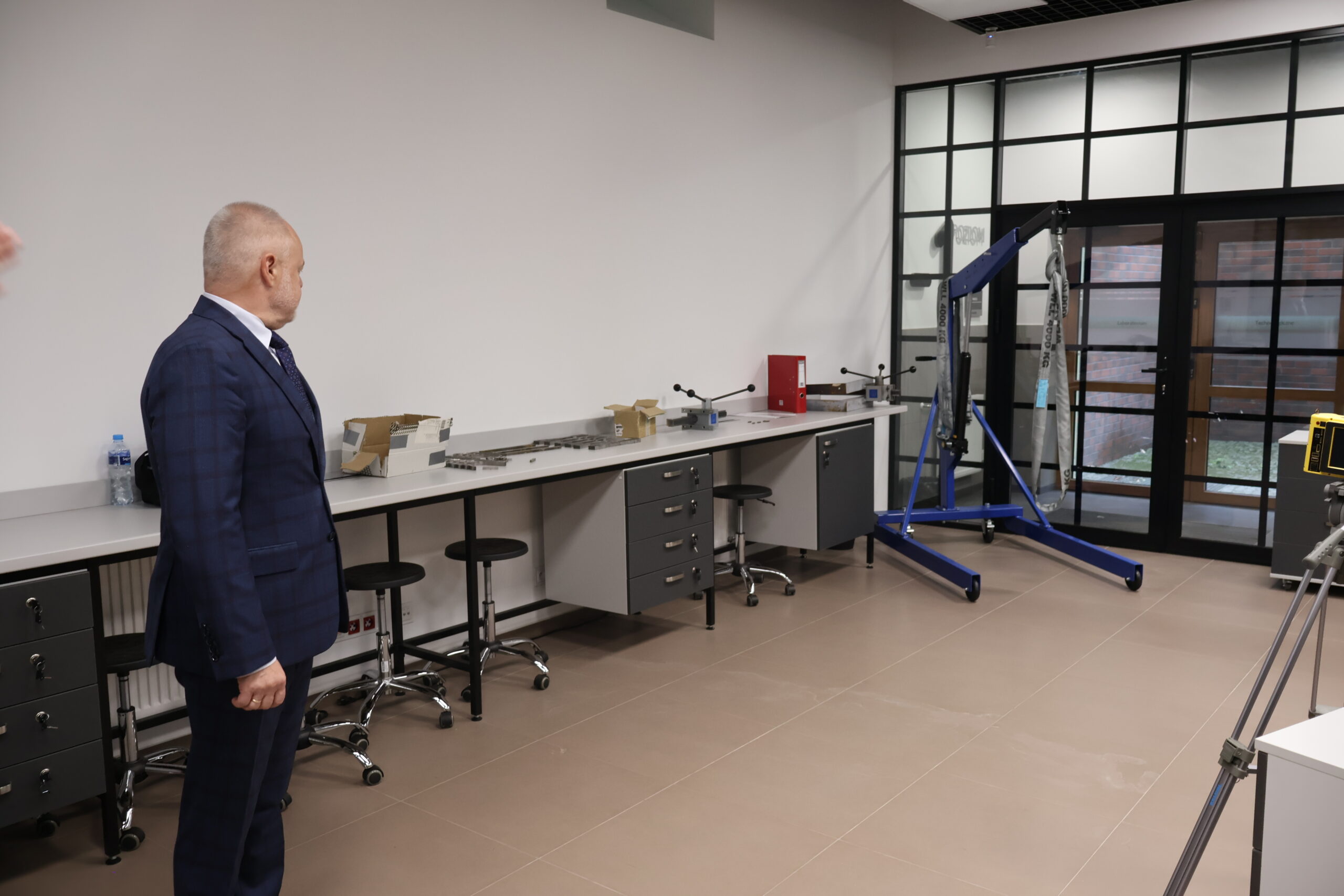 Na zdjęciu: Sekretarz Stanu prof. dr hab. inż. Marek Gzik (Ministerstwo Nauki i Szkolnictwa Wyższego) w jednym z laboratoriów Uczelnianych.