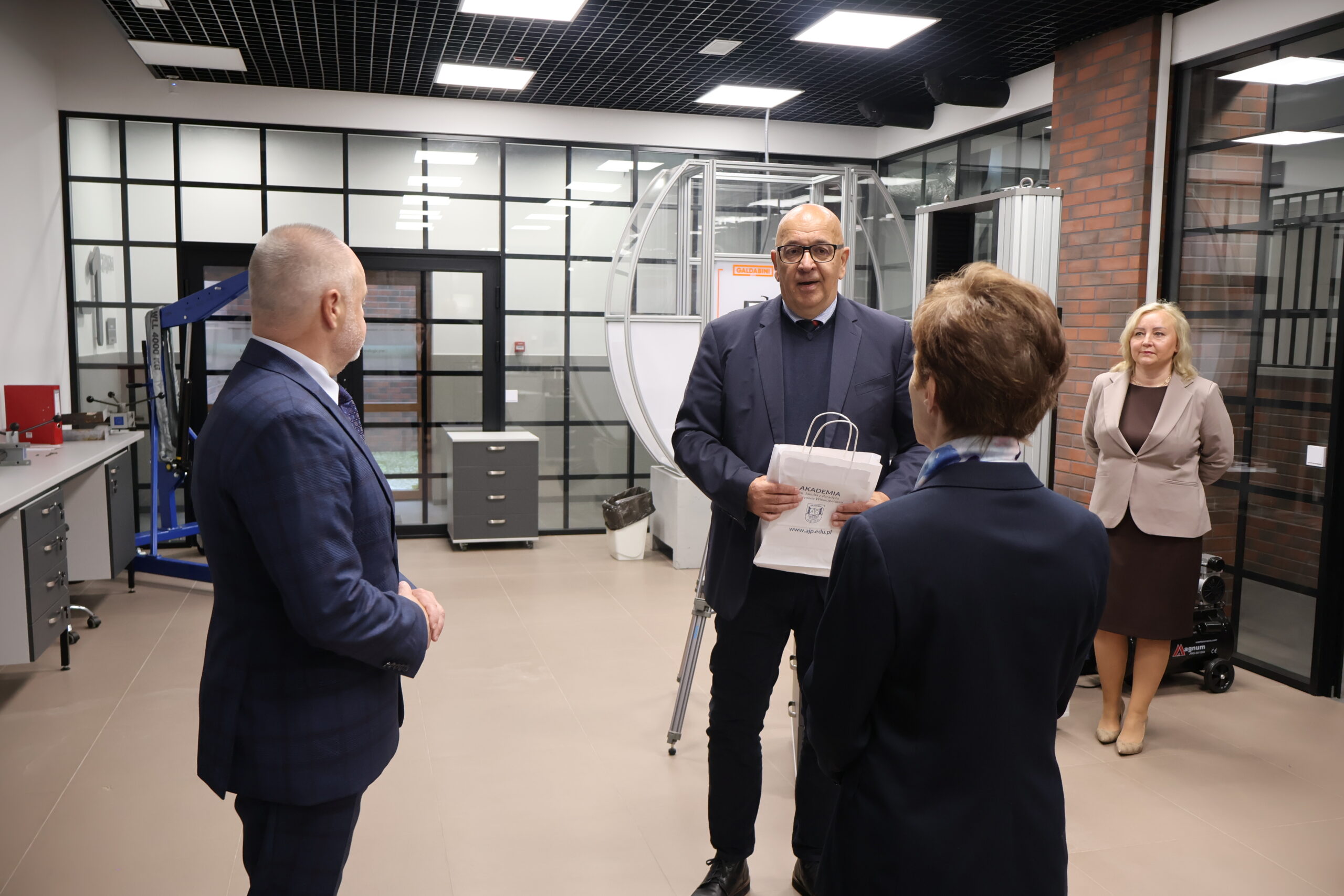 Na zdjęciu od prawej: Prorektor ds. Kształcenia prof. AJP dr Małgorzata Trocka, Rektor AJP prof. dr hab. Elżbieta Skorupska-Raczyńska, Kanclerz mgr Roman Gawroniak, Sekretarz Stanu prof. dr hab. inż. Marek Gzik (Ministerstwo Nauki i Szkolnictwa Wyższego) w jednym z laboratoriów Uczelnianych.
