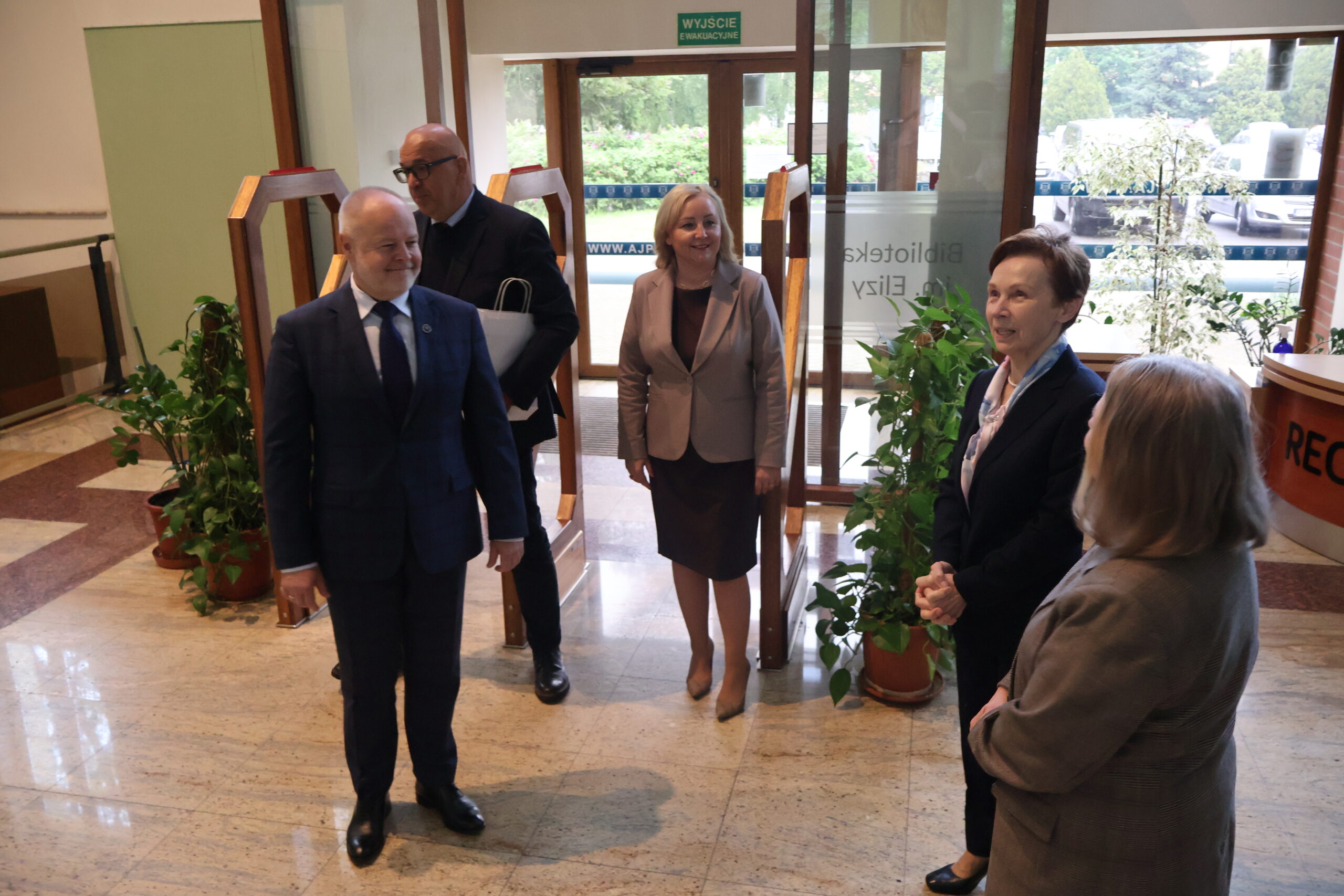Na zdjęciu od prawej: Pracownik Biblioteki AJP - Romualda Dziębowska, Rektor AJP prof. dr hab. Elżbieta Skorupska-Raczyńska, Prorektor ds. Kształcenia prof. AJP dr Małgorzata Trocka, Sekretarz Stanu prof. dr hab. inż. Marek Gzik (Ministerstwo Nauki i Szkolnictwa Wyższego) oraz Kanclerz mgr Roman Gawrniak w Bibliotece Głównej AJP