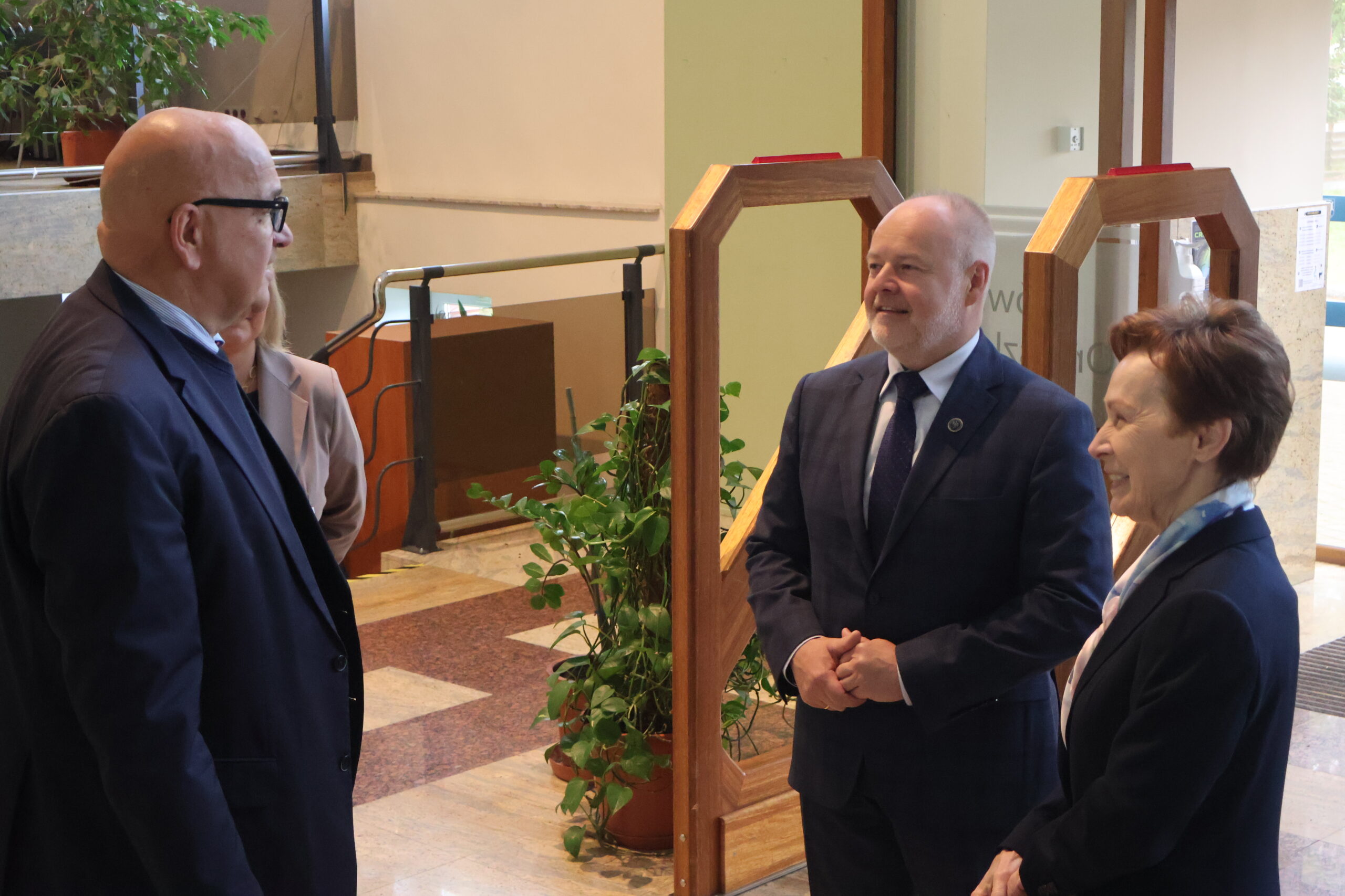 Na zdjęciu od prawej: Na zdjęciu od prawej: Rektor AJP prof. dr hab. Elżbieta Skorupska-Raczyńska, Sekretarz Stanu prof. dr hab. inż. Marek Gzik (Ministerstwo Nauki i Szkolnictwa Wyższego)oraz Kanclerz Uczelni Roman Gawroniak w Bibliotece Głównej AJP.