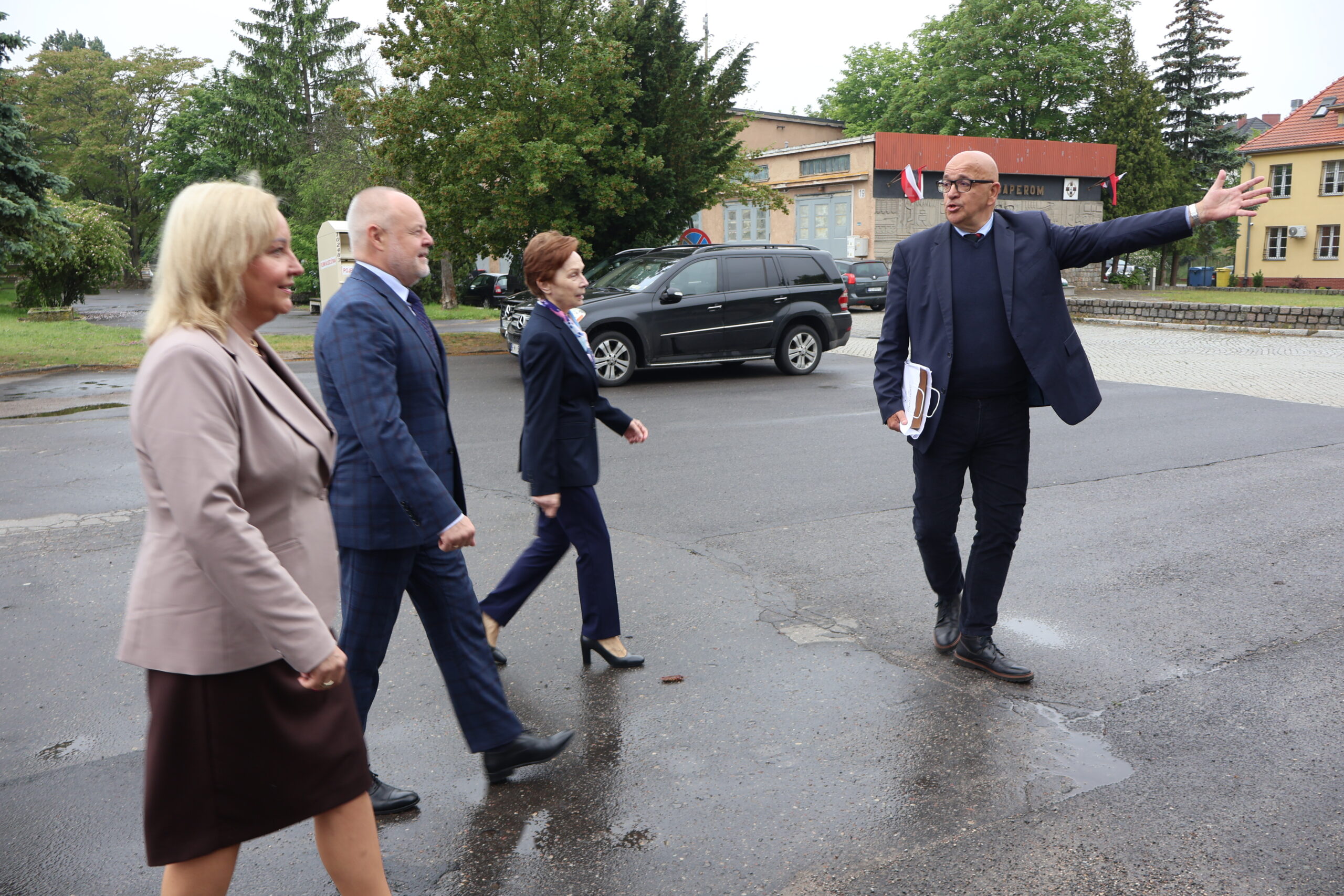 Na zdjęciu od prawej: Kanclerz mgr Roman Gawroniak, Rektor AJP prof. dr hab. Elżbieta Skorupska-Raczyńska, Sekretarz Stanu prof. dr hab. inż. Marek Gzik (Ministerstwo Nauki i Szkolnictwa Wyższego) Prorektor ds. Kształcenia prof. AJP dr Małgorzata Trocka na tle kampusu uczelnianego przy ul. Fryderyka Chopina 52.