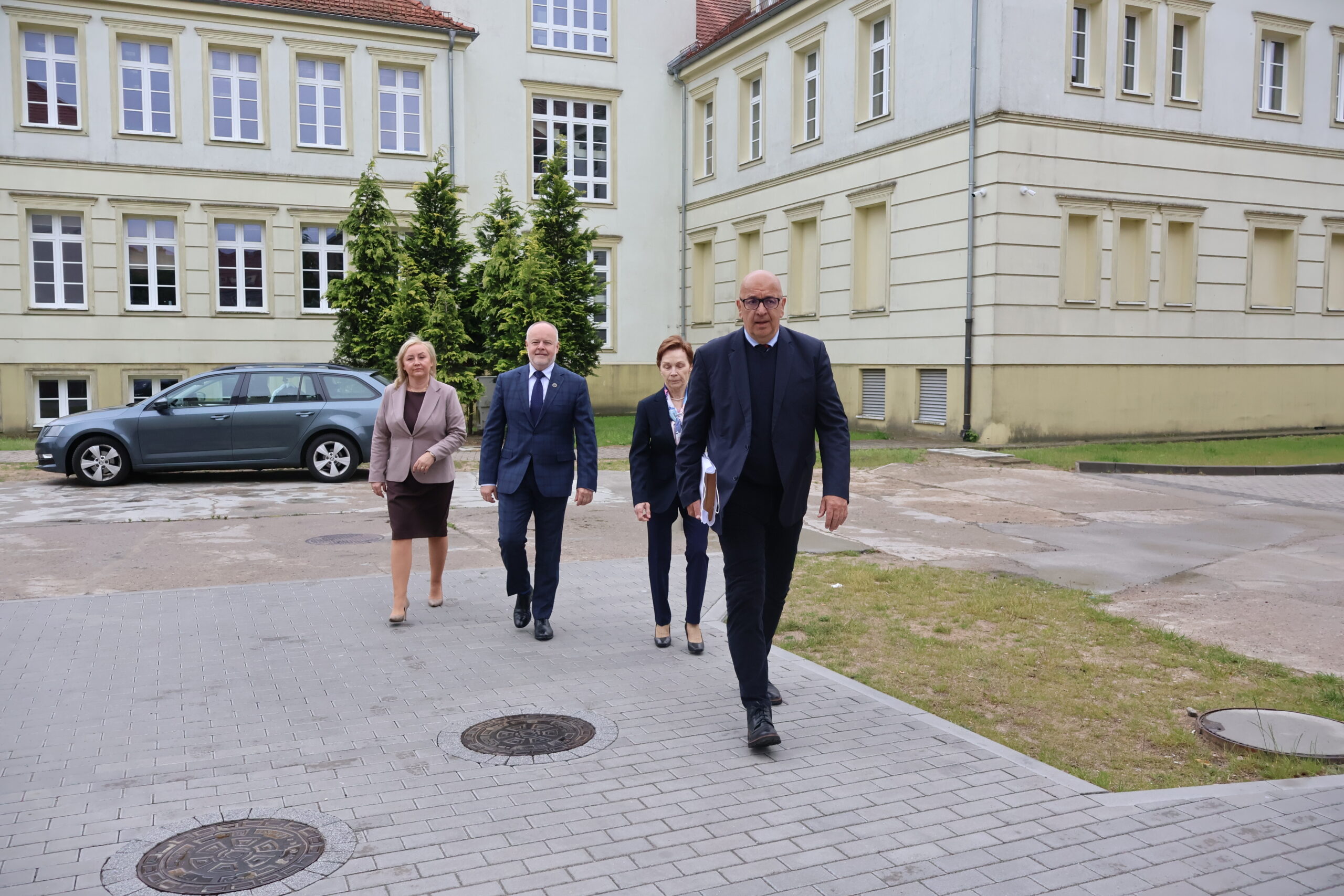 Na zdjęciu od prawej: Kanclerz mgr Roman Gawroniak, Rektor AJP prof. dr hab. Elżbieta Skorupska-Raczyńska, Sekretarz Stanu prof. dr hab. inż. Marek Gzik (Ministerstwo Nauki i Szkolnictwa Wyższego), Prorektor ds. Kształcenia prof. AJP dr Małgorzata Trocka na tle budynku nr 5, kierujący się do budynku 5 bis.