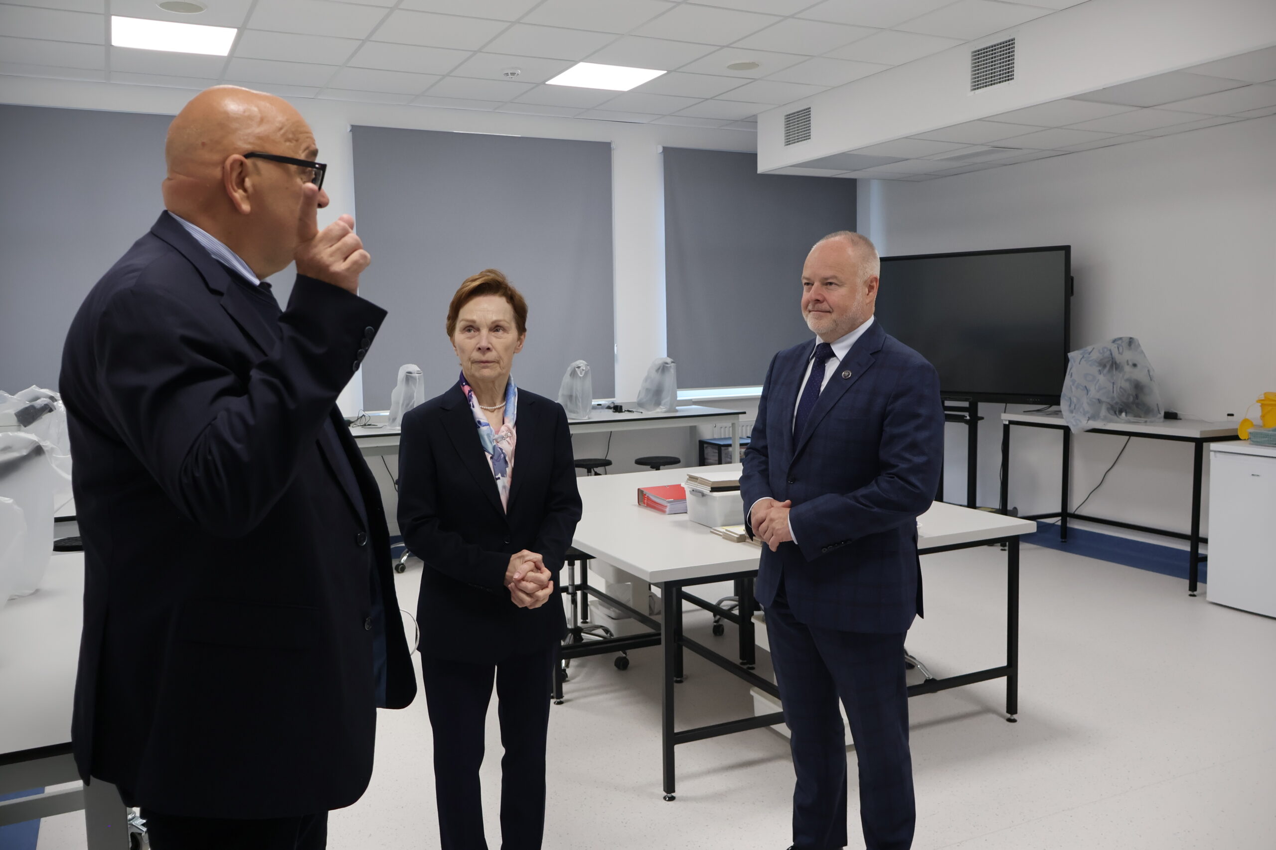 Na zdjęciu od prawej: Sekretarz Stanu prof. dr hab. inż. Marek Gzik (Ministerstwo Nauki i Szkolnictwa Wyższego) Rektor AJP prof. dr hab. Elżbieta Skorupska-Raczyńska oraz Kanclerz mgr Roman Gawroniak w jednym z laboratoriów uczelnianych.