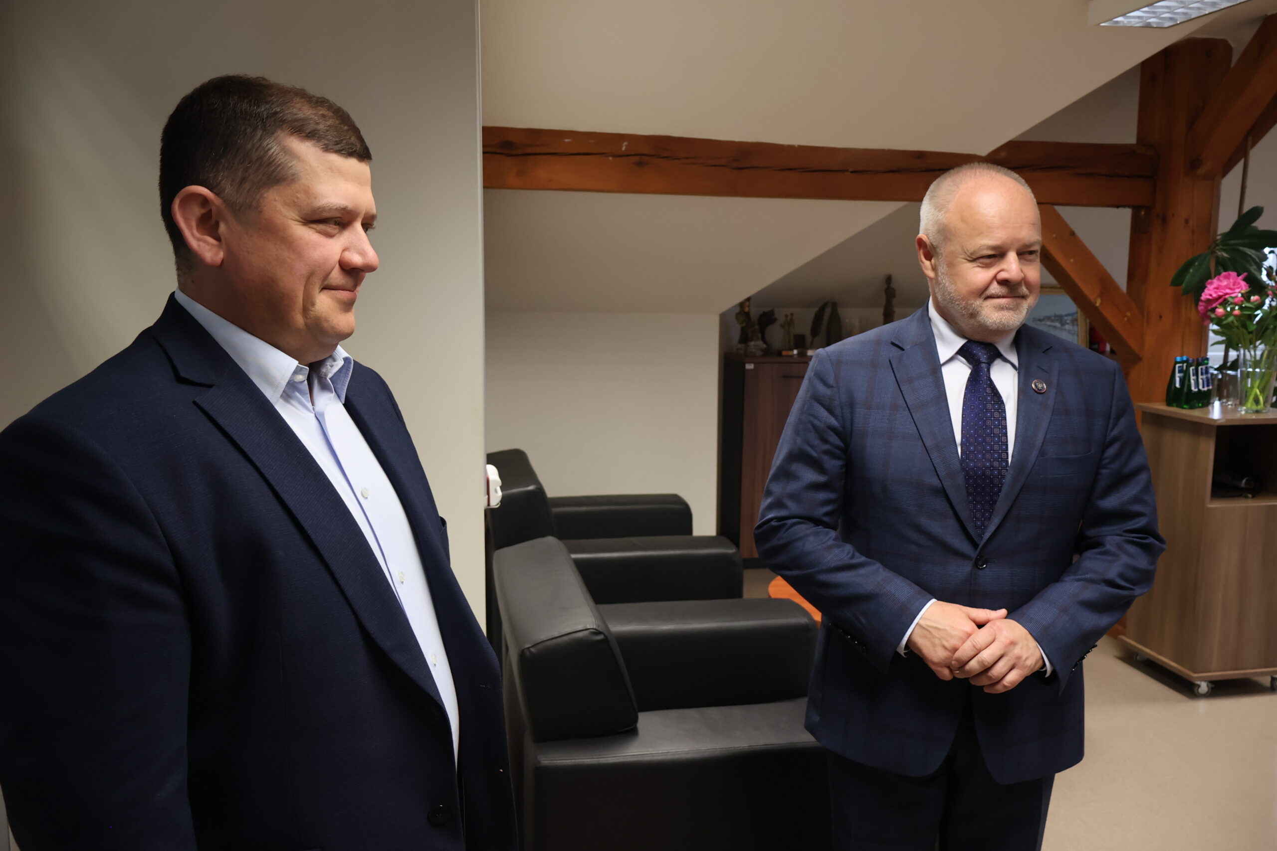 Na zdjęciu: po prawej - Sekretarz Stanu prof. dr hab. inż. Marek Gzik (Ministerstwo Nauki i Szkolnictwa Wyższego) w gabinecie Rektora. Po lewej - Prezydent Miasta Gorzowa Wielkopolskiego Jacek Wójcicki.