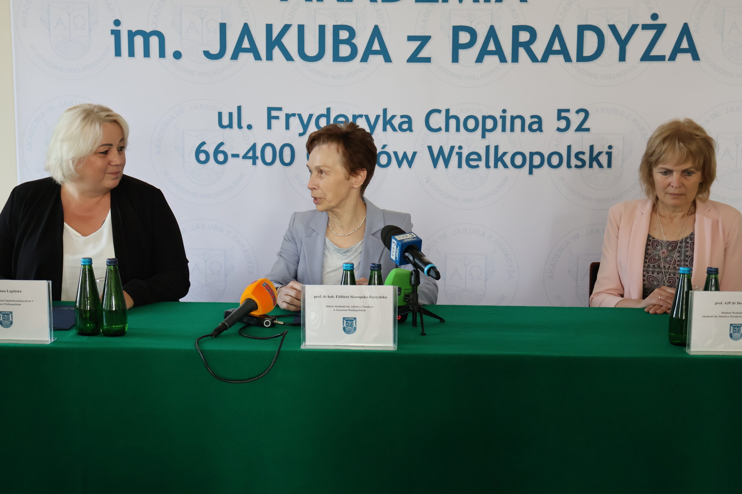 Podpisanie umowy patronackiej pomiędzy Akademią im. Jakuba z Paradyża a Zespołem Szkół Ogólnokształcących nr 3 w Gorzowie Wielkopolskim. Na zdjęciu po lewej stronie Dyrektor mgr Anna Łapińska, na środku Rektor Akademii prof. dr hab. Elżbieta Skorupska-Raczyńska i po prawej stronie Dziekan WNZ prof. AJP dr Dorota Skrocka.